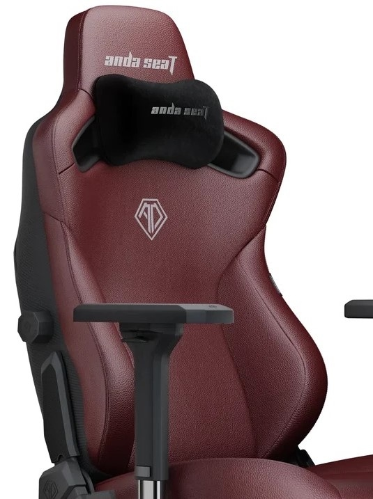 Sedia gaming bordeaux, logo Anda Seat, poggiatesta nero, primo piano, sfondo bianco.