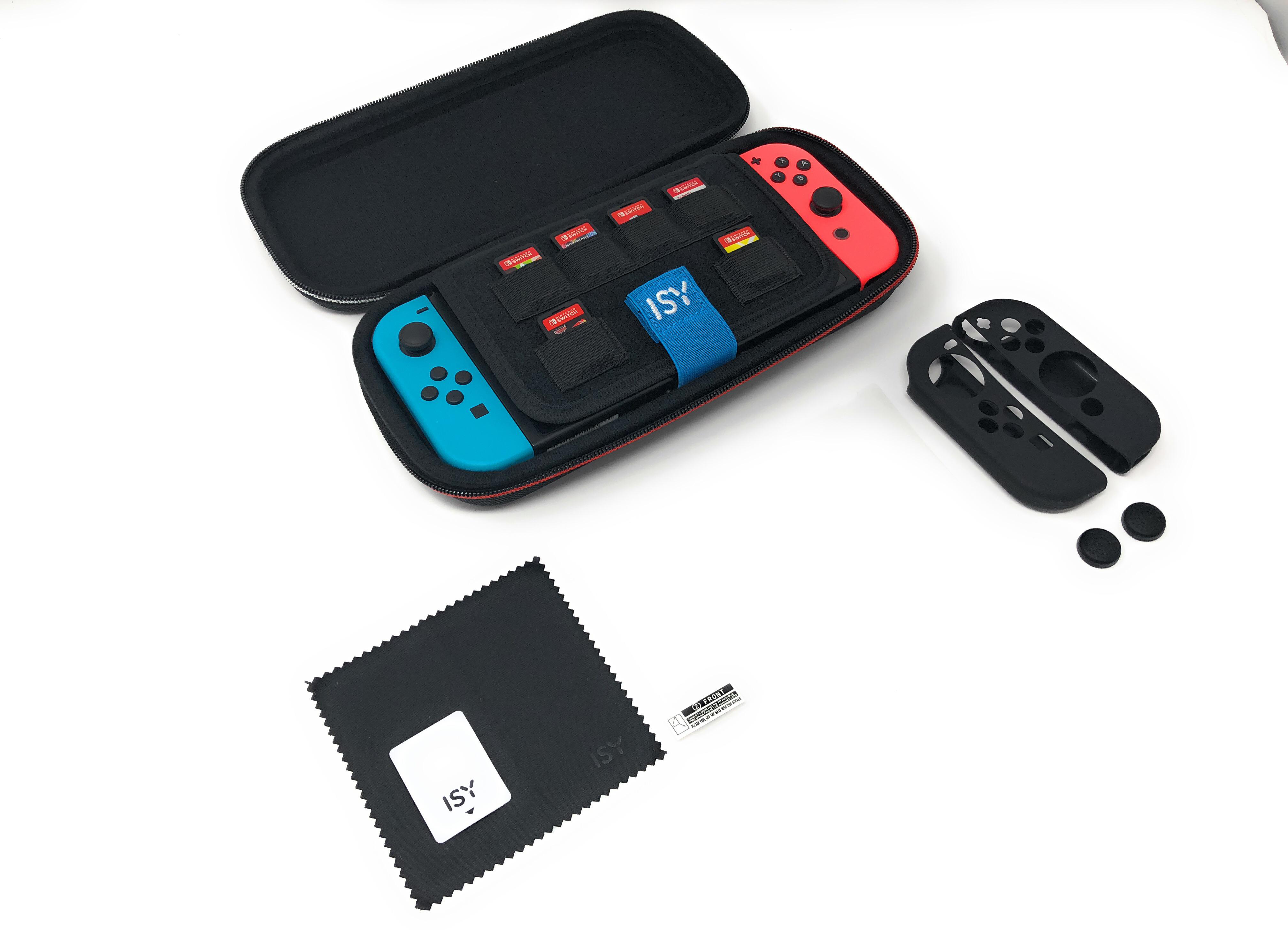 Eine schwarze Hülle mit einer Nintendo Switch und Zubehör auf weißer Oberfläche.