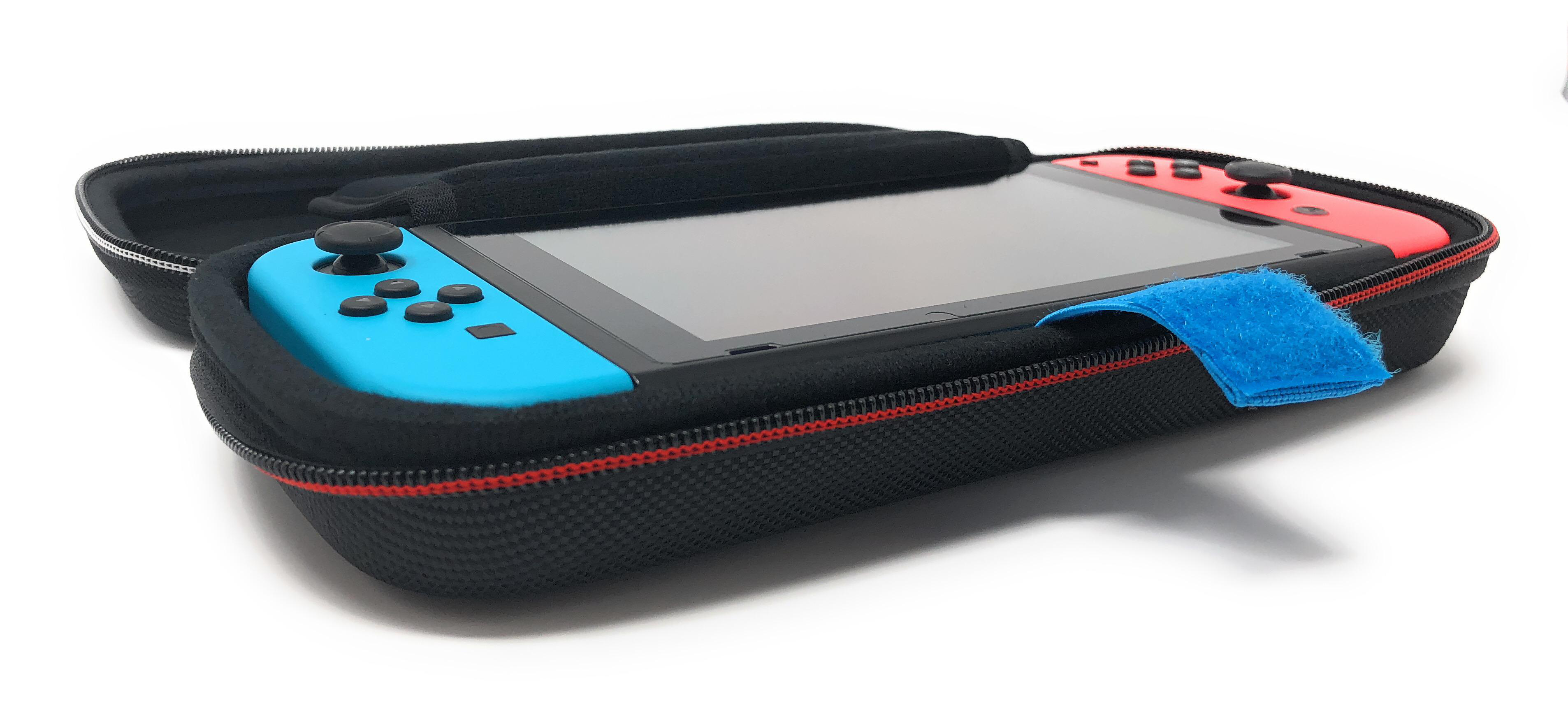 Schwarzes Switch-Etui offen, mit Switch drin. Rote und blaue Controller.