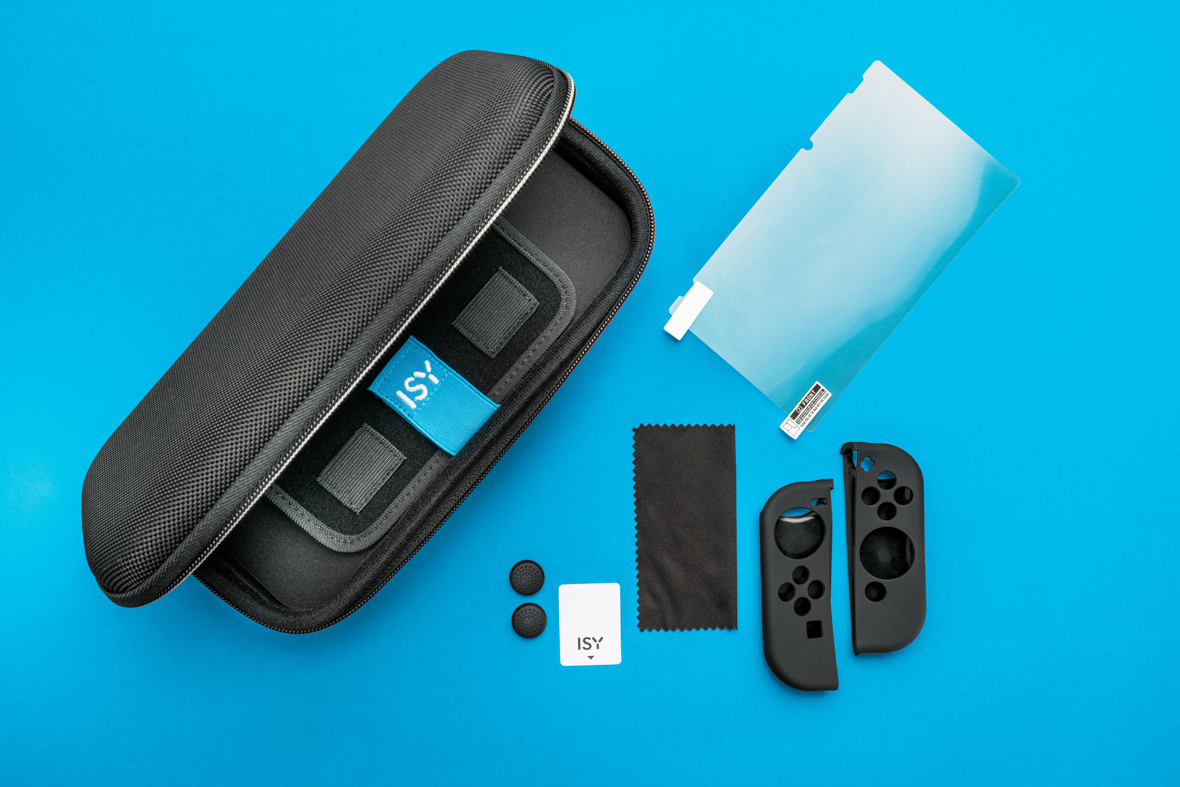 Offene schwarze Hülle mit Zubehör: Displayschutz, Tuch, Controller-Abdeckungen und Reinigungswerkzeuge auf Blau.