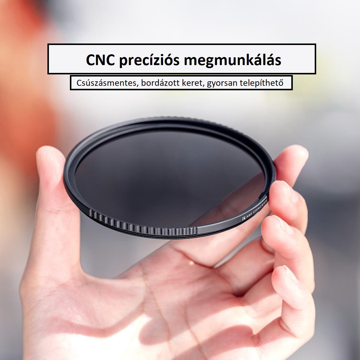 Egy kéz tart egy fekete kör alakú lencseszűrőt. A felette lévő szöveg: "CNC precíziós megmunkálás".