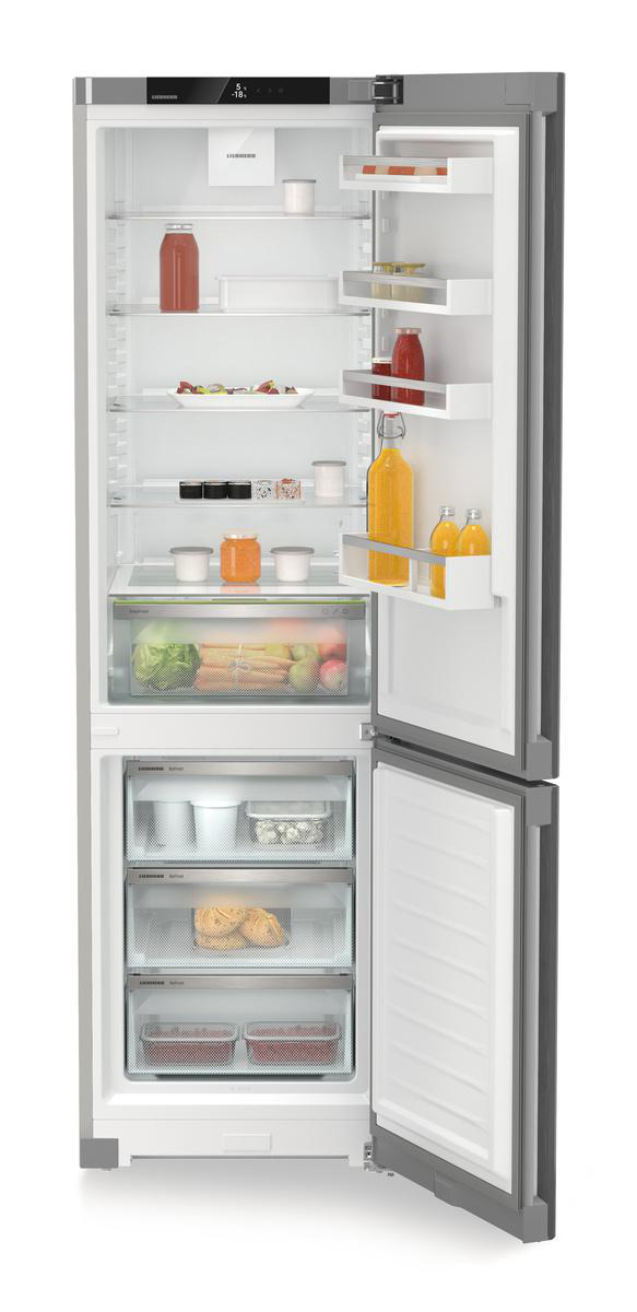 Ein Kühlschrank mit offener Tür, der Regale mit Lebensmitteln zeigt. Es ist sauber und gut beleuchtet.