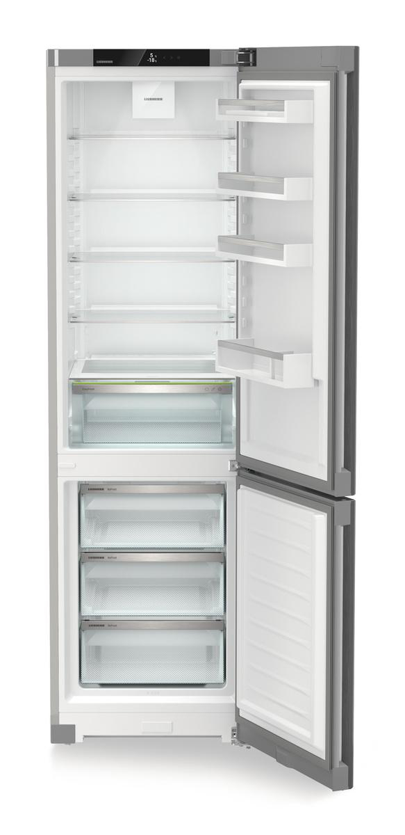 Offener Kühlschrank mit Glasböden und Schubladen.