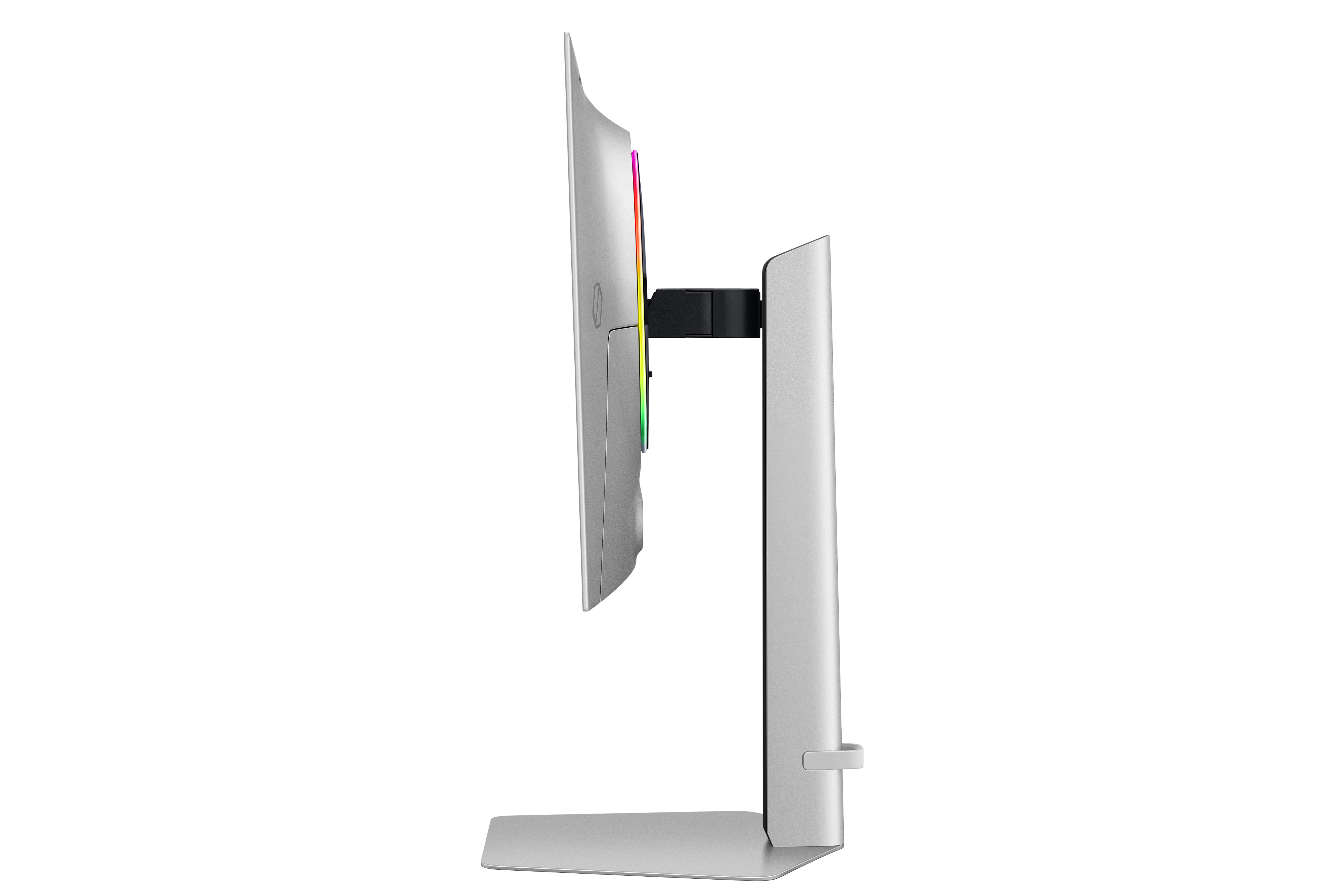 Una vista lateral de un monitor de computadora. Tiene un soporte blanco y una pantalla curva con iluminación RGB.