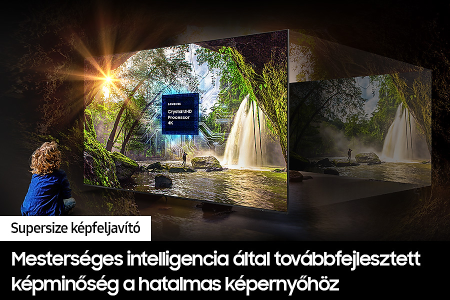 Nagy képernyő vízesés jelenettel. Egy fiú nézi.