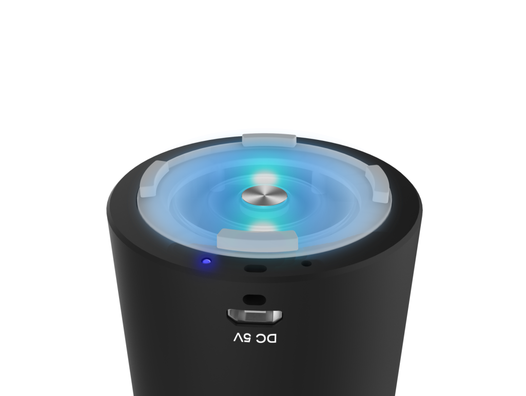 Un dispositivo cilíndrico negro con una parte superior azul brillante. Un puerto USB y una luz son visibles. La parte superior tiene una cubierta circular transparente.