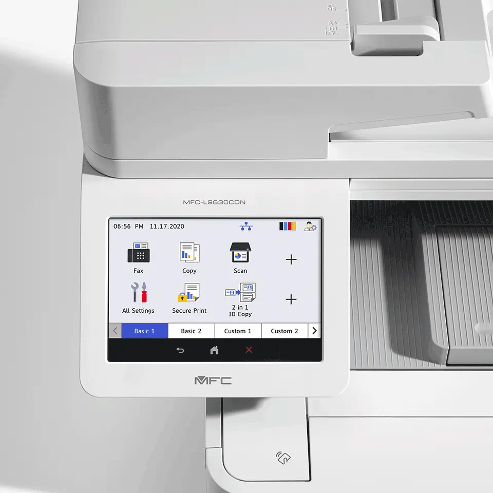 Panel de control de impresora blanco con pantalla táctil mostrando varios iconos.