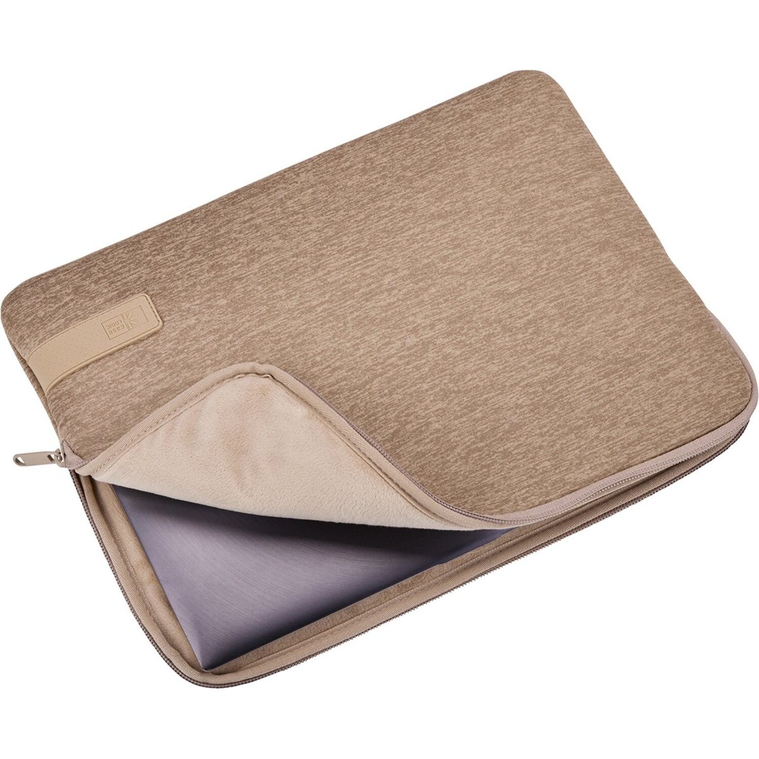 Housse beige pour ordinateur portable, partiellement ouverte, révélant l'intérieur gris et un ordinateur portable.