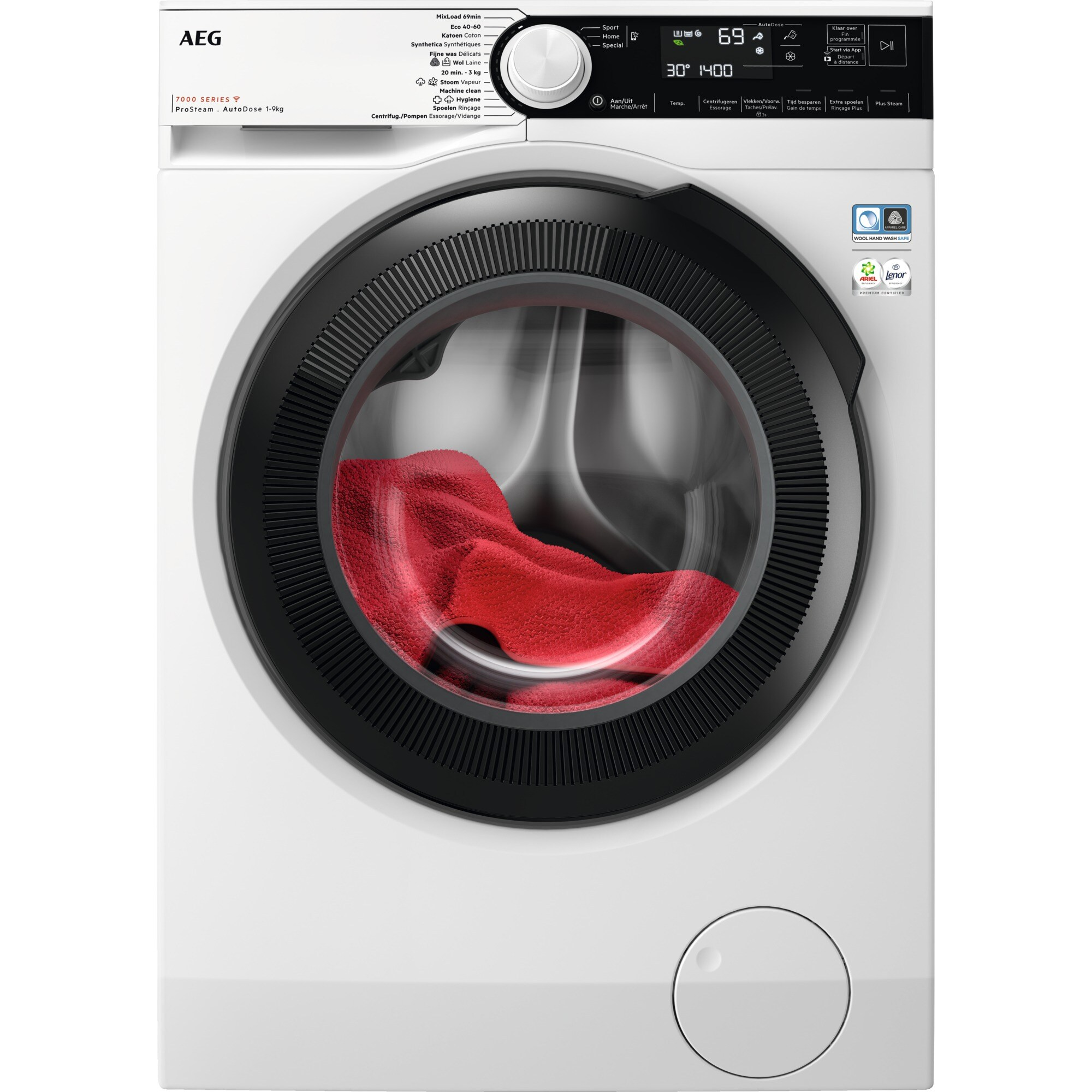 Witte AEG wasmachine met een rode handdoek erin, zwart deurframe en bedieningspaneel.