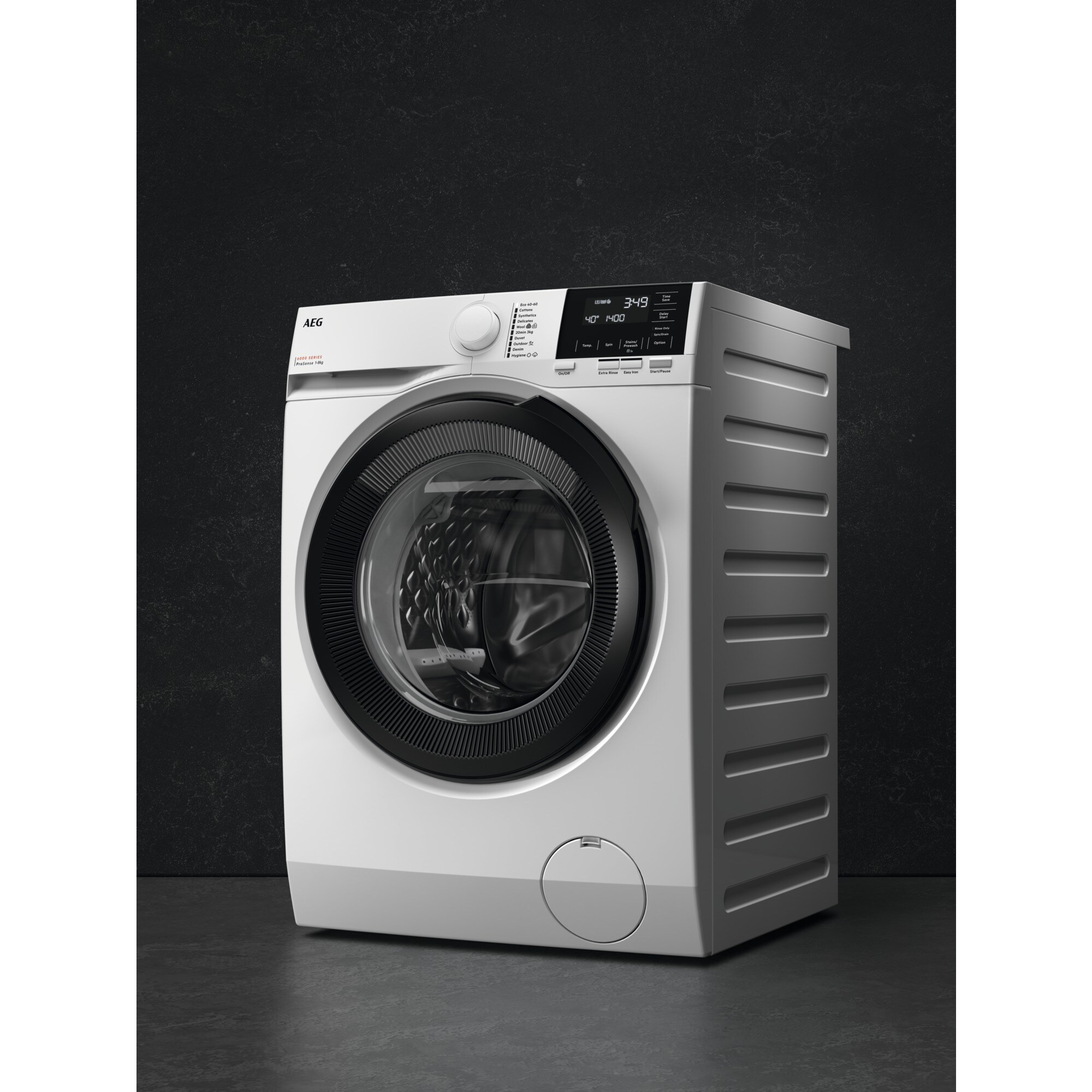 Een witte wasmachine tegen een donkergrijze muur, met een digitaal display.