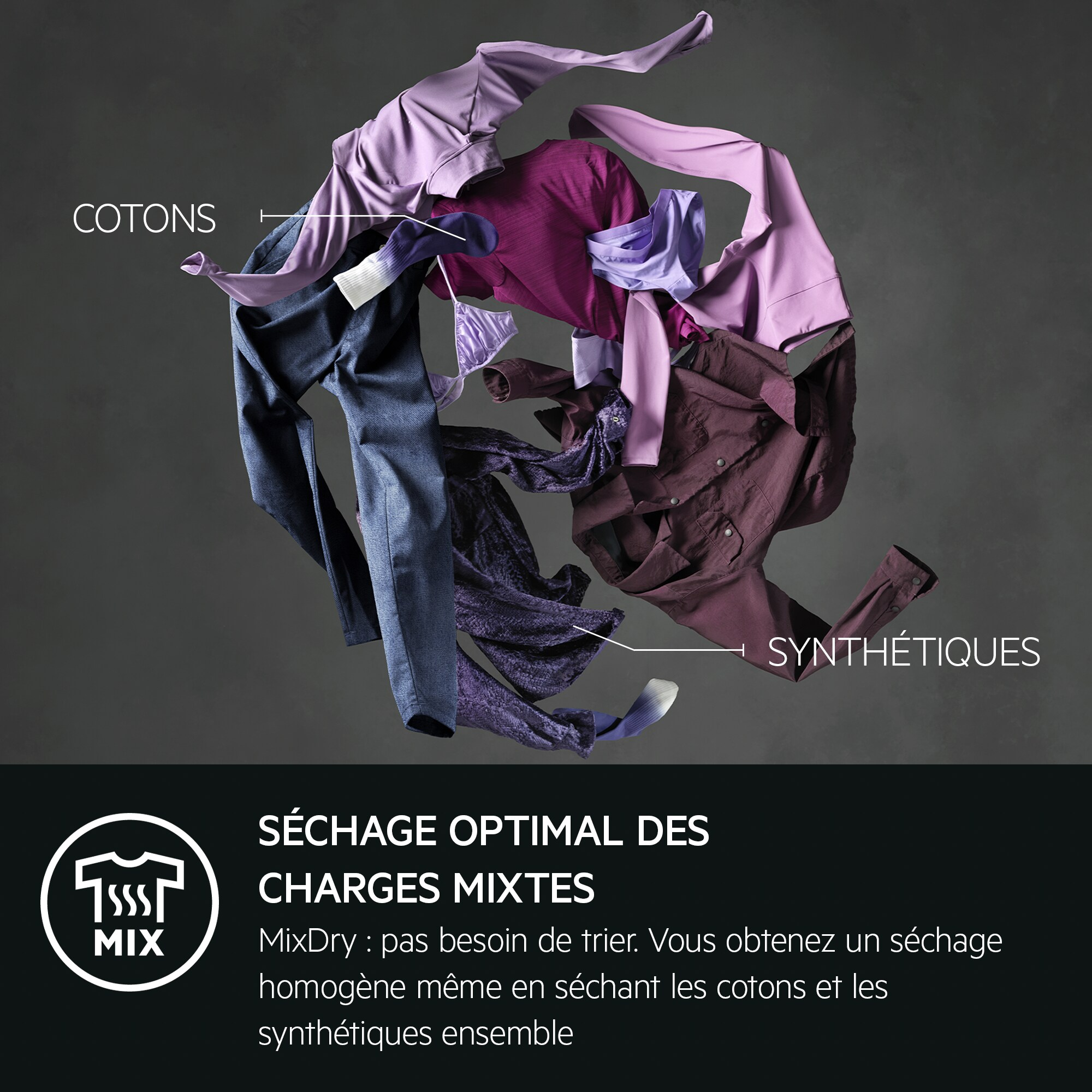 Une pile de vêtements dans des tons violets et bleus flotte.