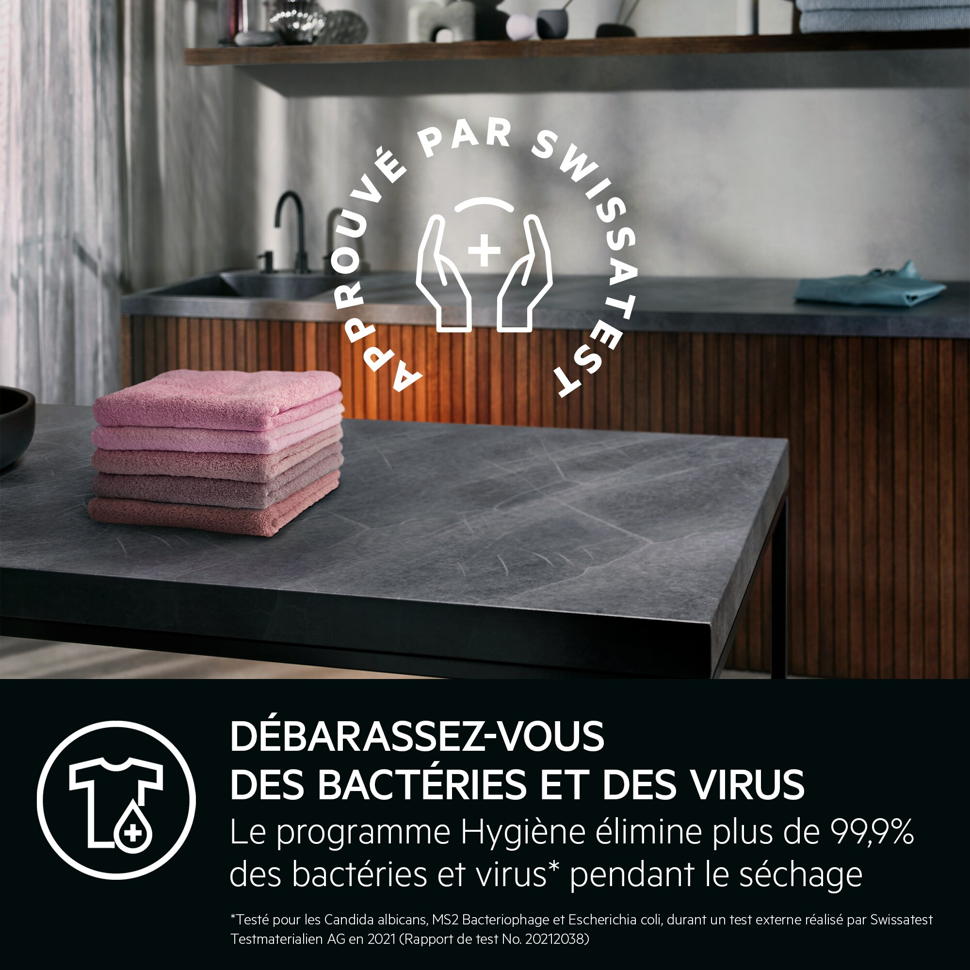 Une pile de serviettes roses repose sur une table sombre. Un logo montre une chemise avec une goutte.