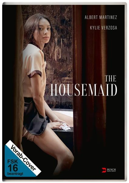 Filmcover für The Housemaid, mit einer Frau, die sich in ein Fenster lehnt.