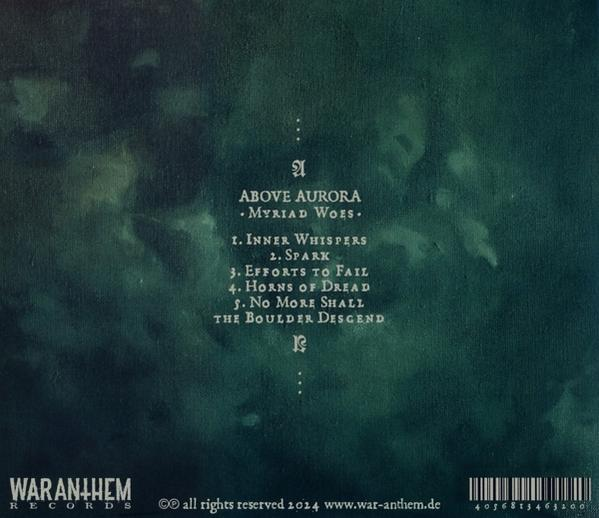 Albumcover für "Above Aurora - Myriad Woes". Dunkelgrüner Hintergrund mit Text.