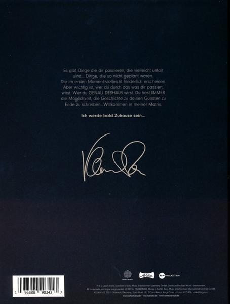 Dunkelblauer Buchumschlag mit Text, Unterschrift des Autors und einem Logo.