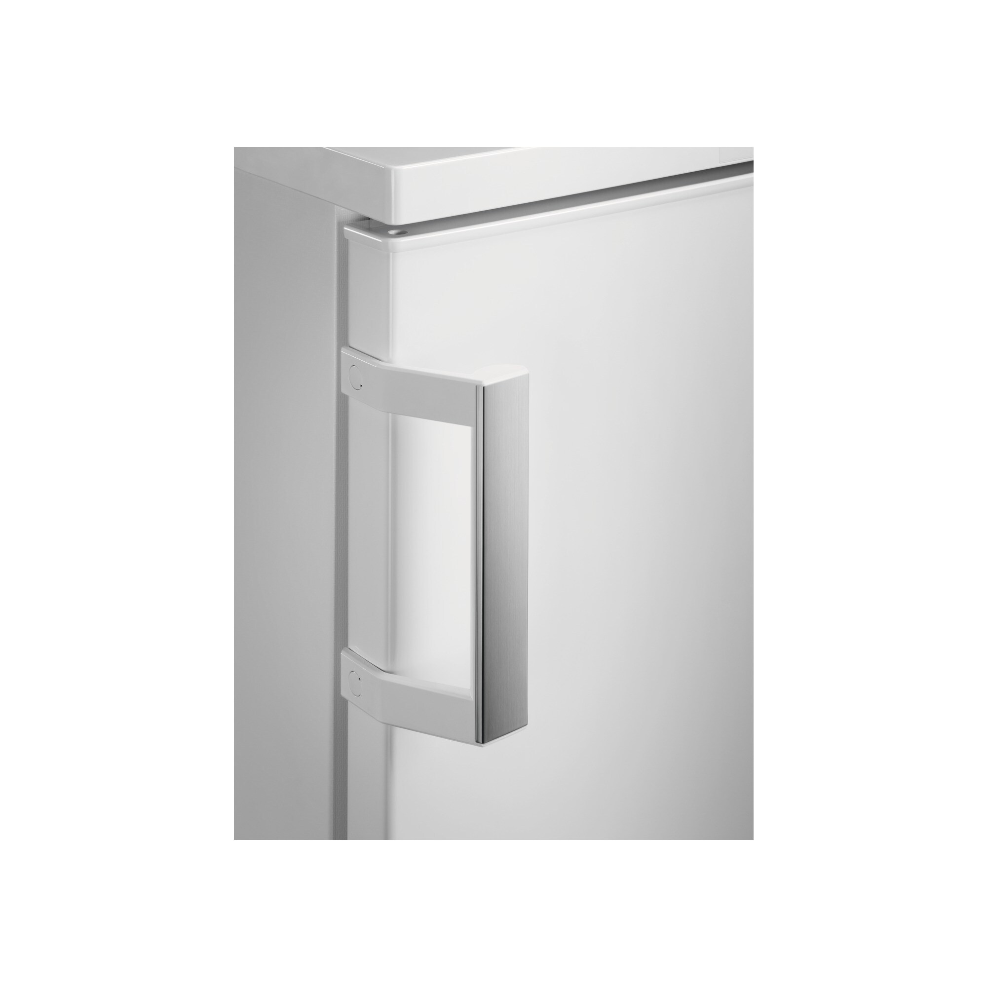Une porte de réfrigérateur blanche avec une poignée argentée.