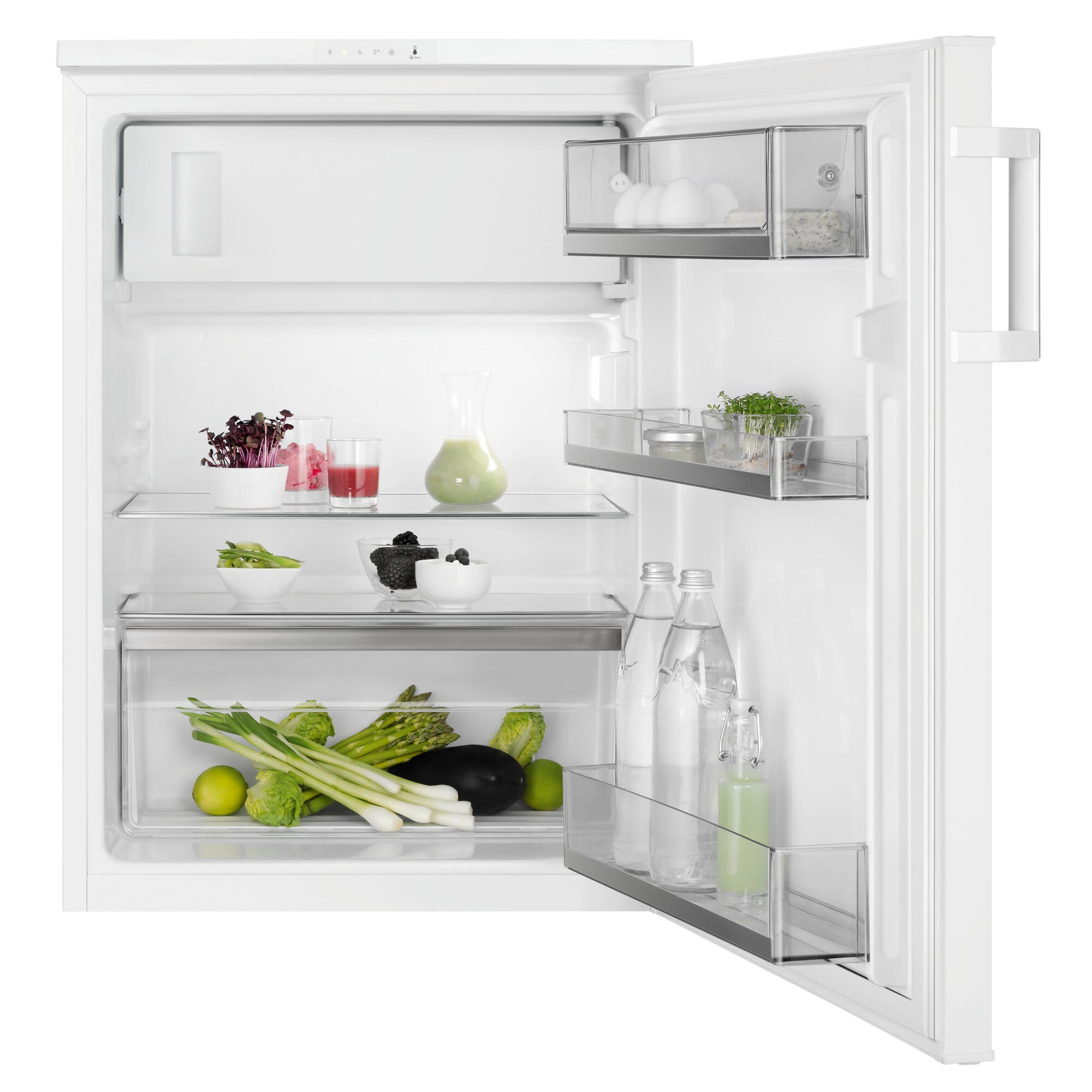 Réfrigérateur blanc ouvert rempli de nourriture et de boissons. Étagères en verre, légumes et bouteilles. Le fond est blanc.