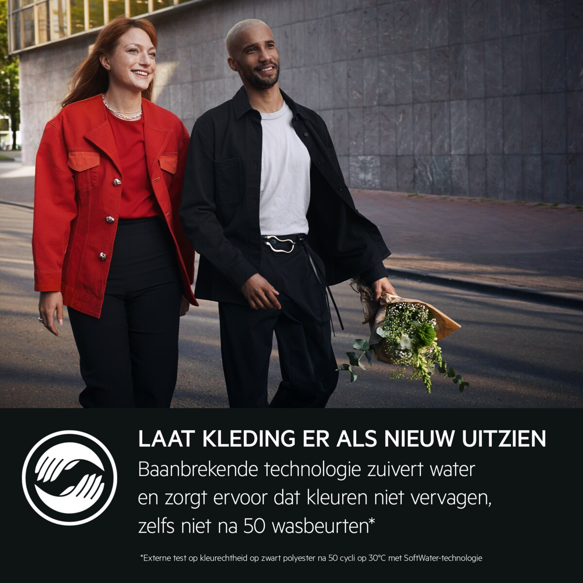 Een man en een vrouw lopen en glimlachen. Tekst: "LAAT KLEDING ER ALS NIEUW UITZIEN." (Kleding er als nieuw uit laten zien.)