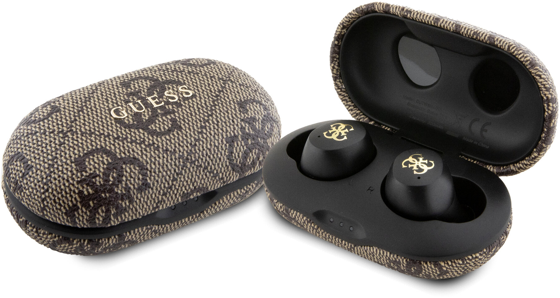 Brązowe etui w wzory i otwarte etui z czarnymi słuchawkami w środku. Logo GUESS i złoty emblemat są widoczne.