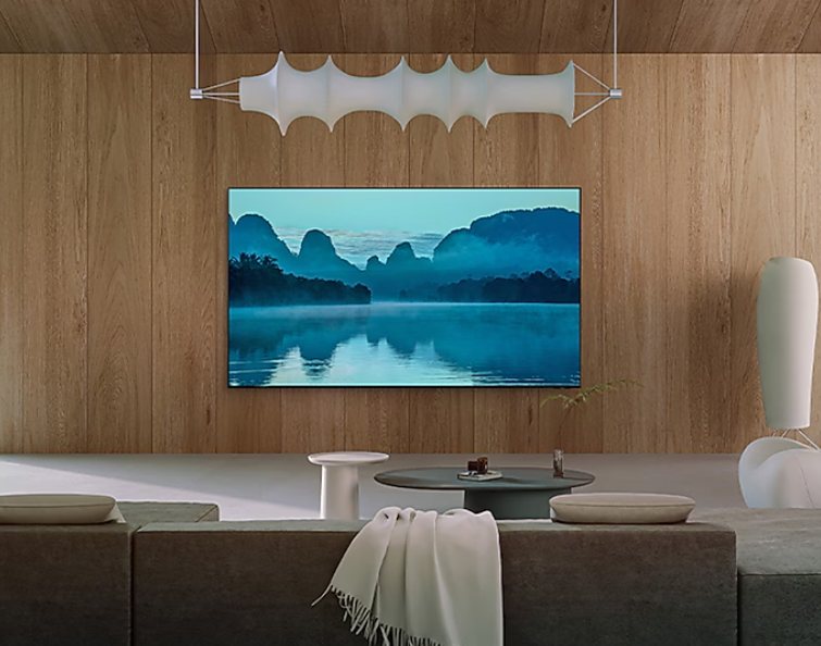 Salon z dużym telewizorem wyświetlającym mglisty krajobraz. Drewniane panele na ścianie. Nowoczesne meble.