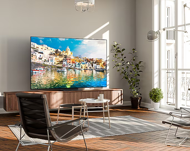 Scena w salonie z dużym telewizorem i meblami.