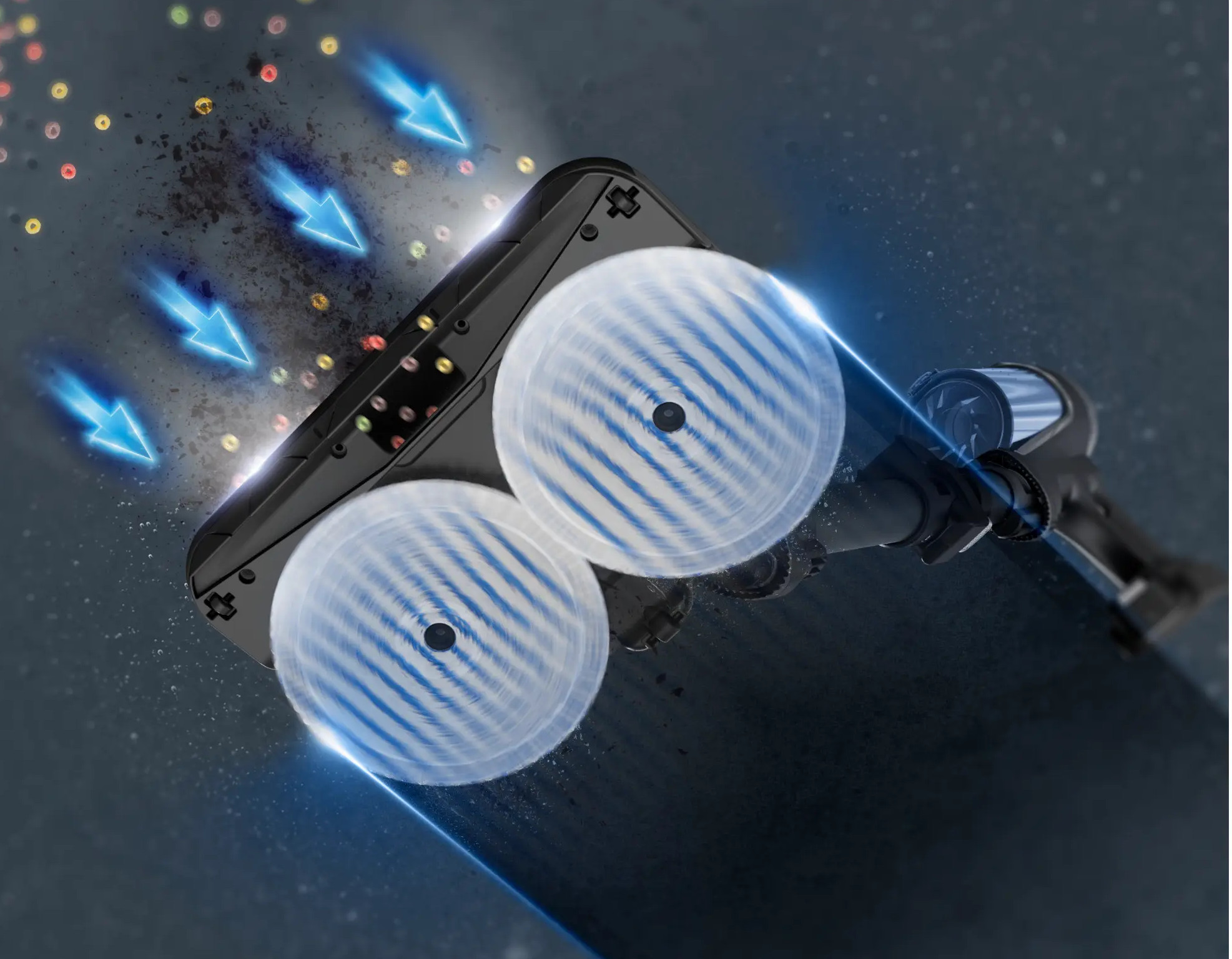 Głowica odkurzacza z obracającymi się szczotkami i niebieskimi strzałkami.