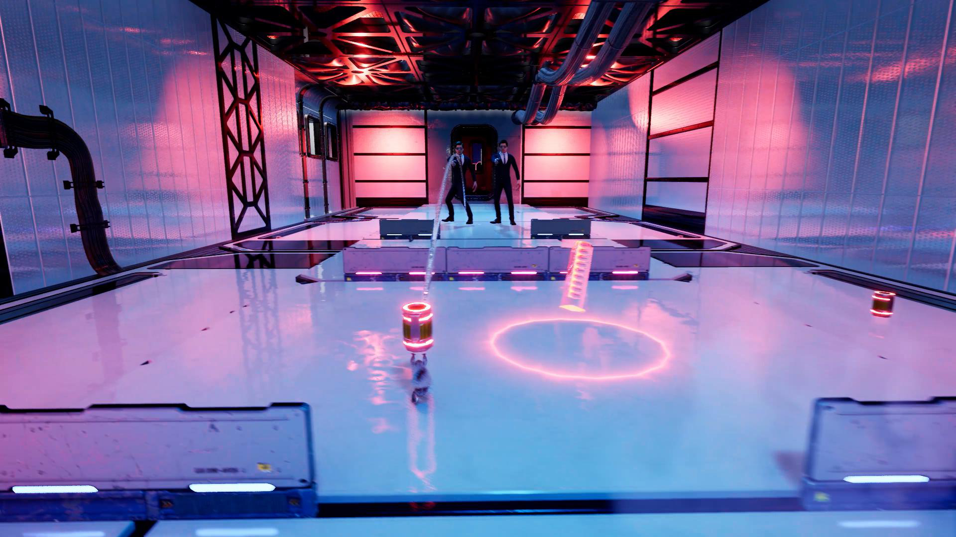 Zwei Männer in Anzügen in einem futuristischen Raum mit Neonlichtern und reflektierendem Boden.