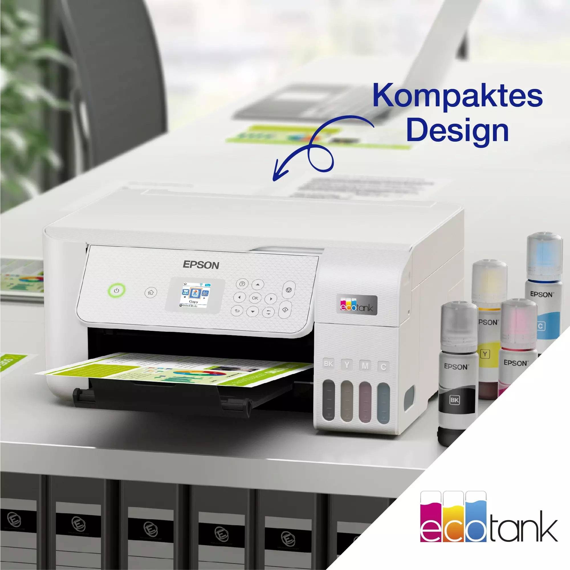 Weißer Epson-Drucker mit Tintenflaschen und einem Papierfach auf weißer Fläche.