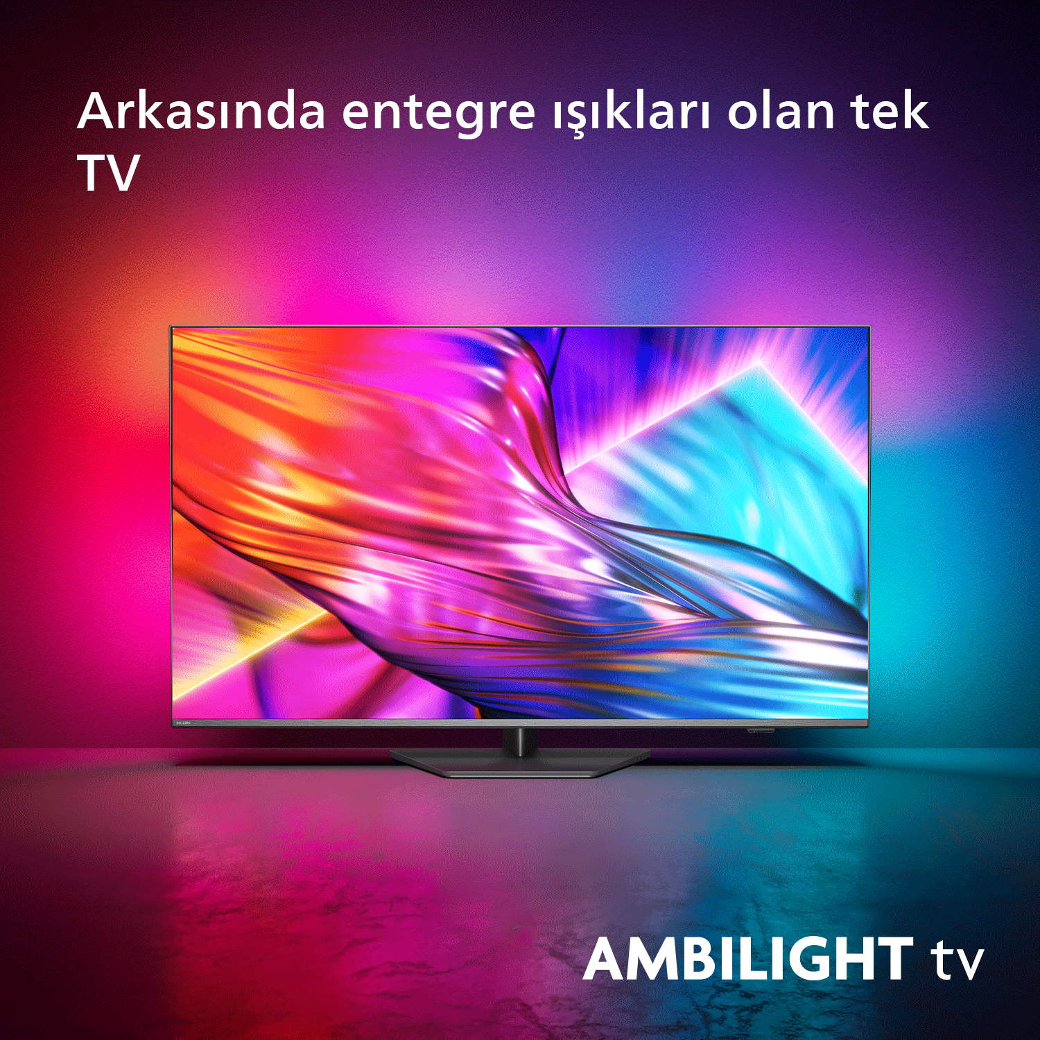 Arkada renkli ambiyans ışığı olan TV. Parlak, renkli bir ekran.