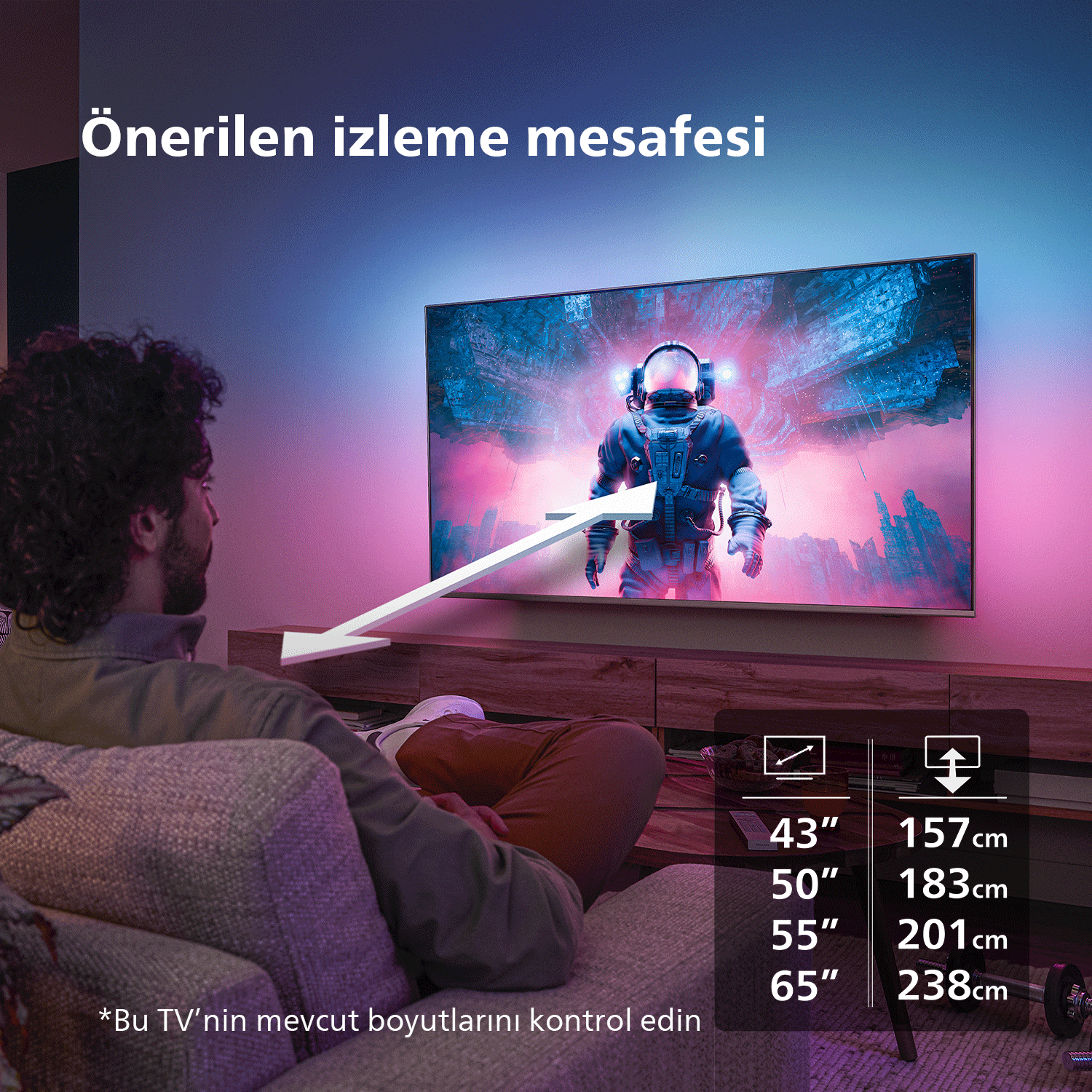 Adam, astronot gösteren TV izliyor. Altında mesafelerle boyut tablosu. Oda renkli aydınlatmaya sahip.