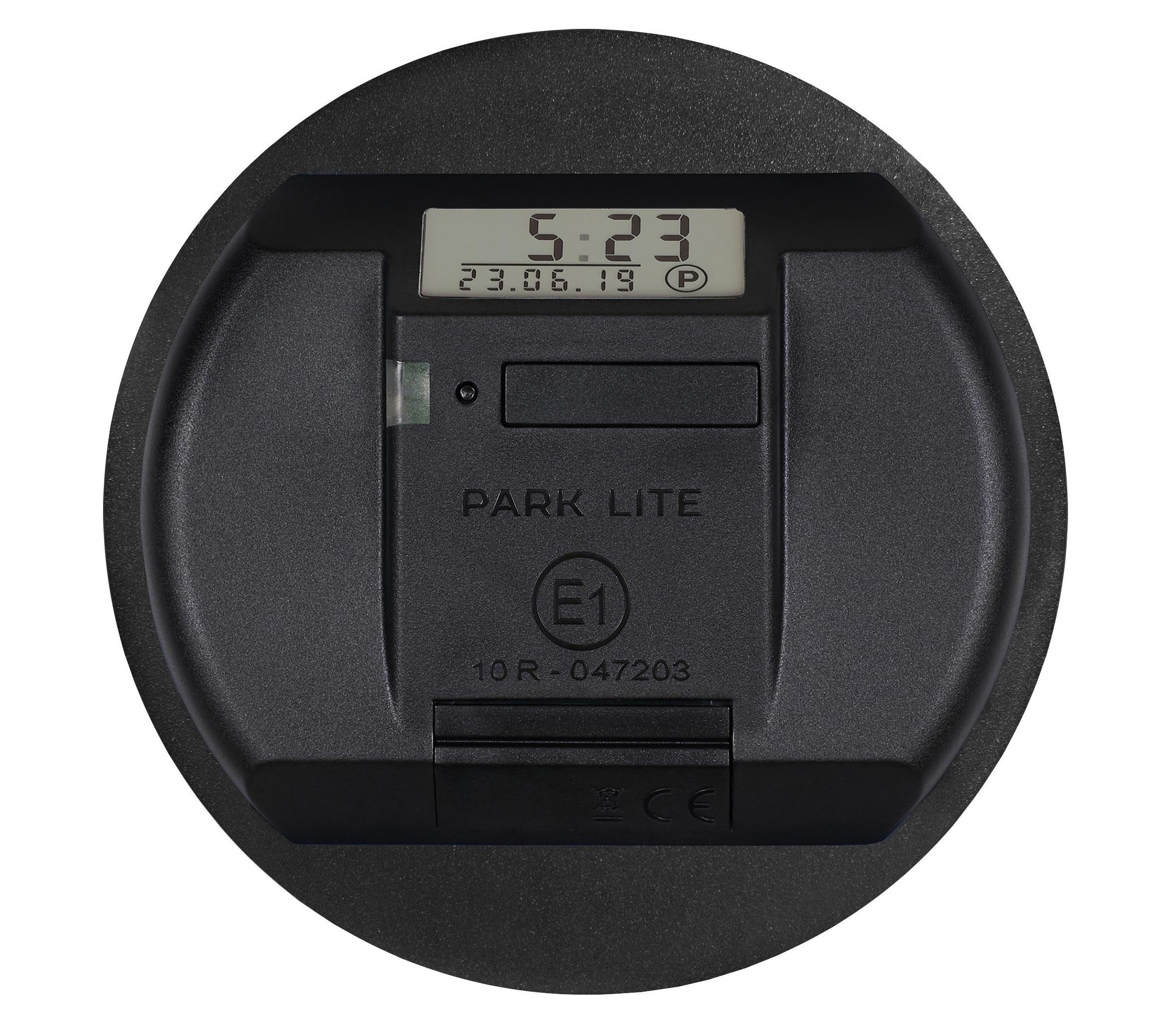 Schwarze Parkhilfe-Anzeige mit Uhrzeit, Datum und Parksymbol. Schwarzer Hintergrund.