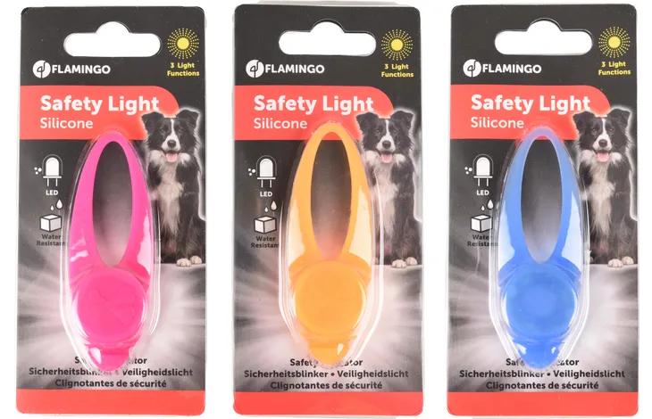 Tres luces de seguridad para perros, rosa, naranja y azul, cada una en un paquete.