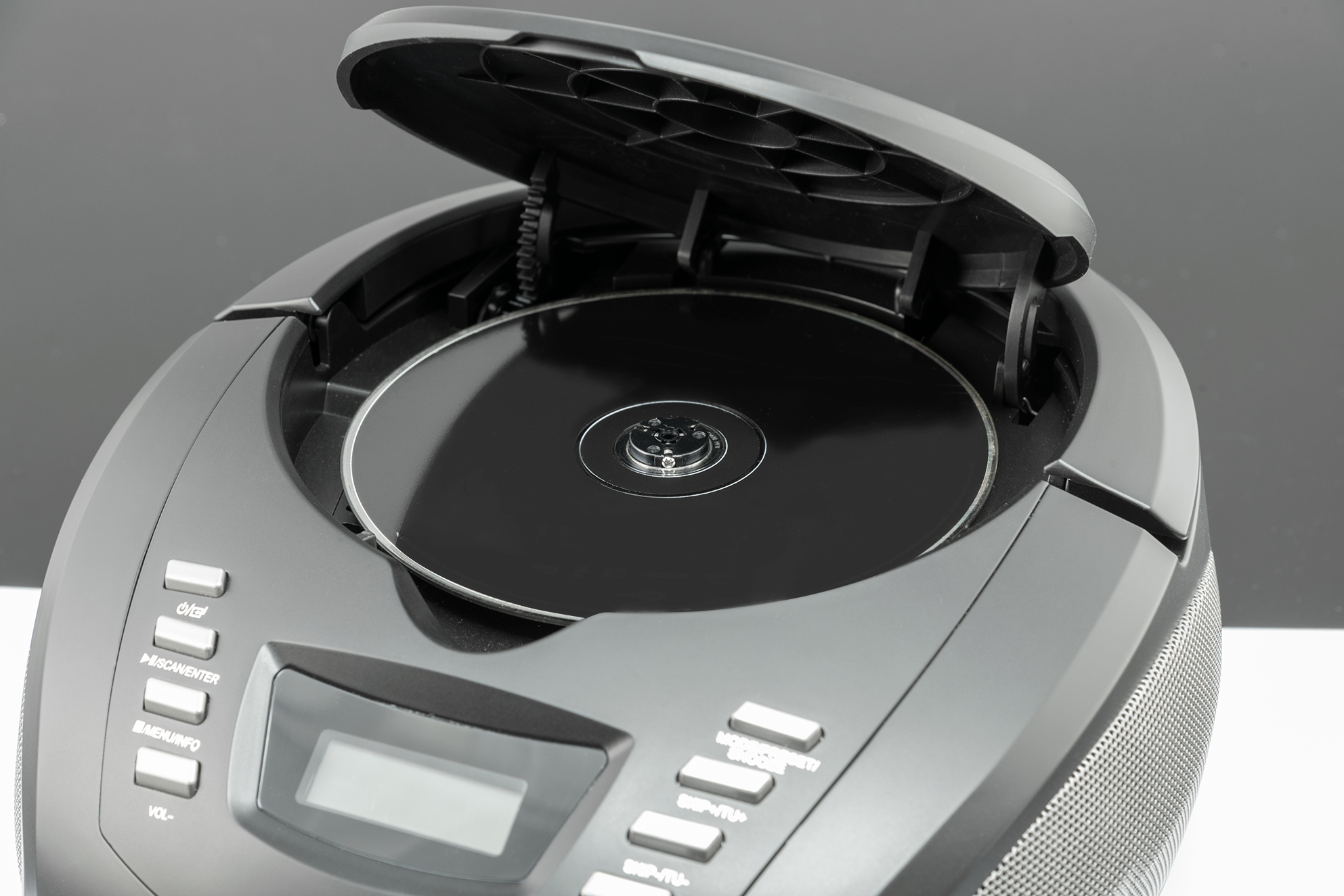 Schwarzer CD-Player mit geöffnetem Deckel, der eine Disc zeigt. Bedienelemente und Anzeige sichtbar.