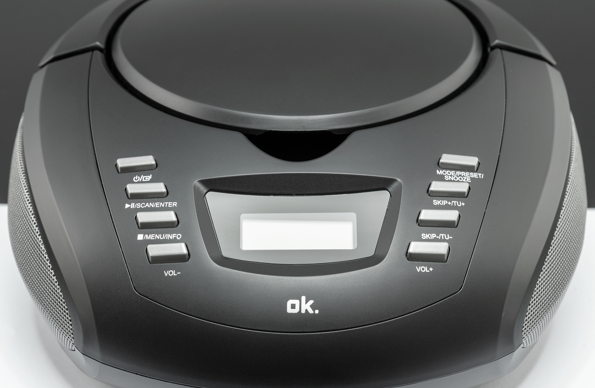 Schwarze Boombox mit Knöpfen, Display und Lautsprechern.