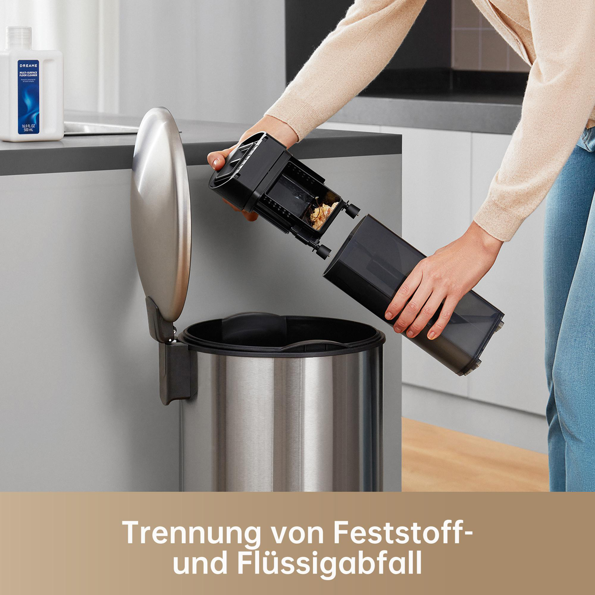 Person entleert einen Müllverdichter in einen Behälter. Text: Trennung von Feststoff- und Flüssigabfall.