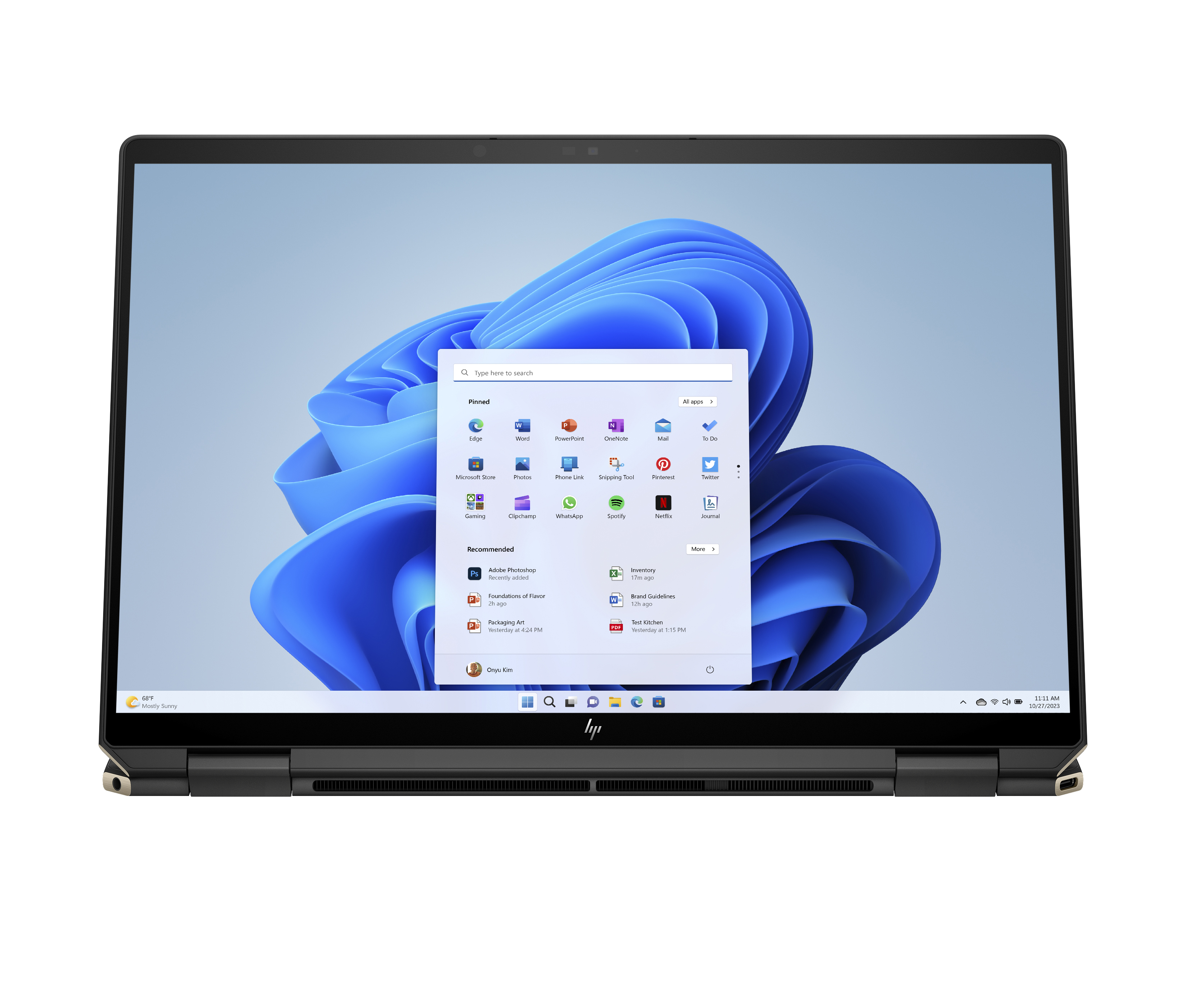 Ekranında uygulama simgeleri olan Windows 11 arayüzünü gösteren bir dizüstü bilgisayar.