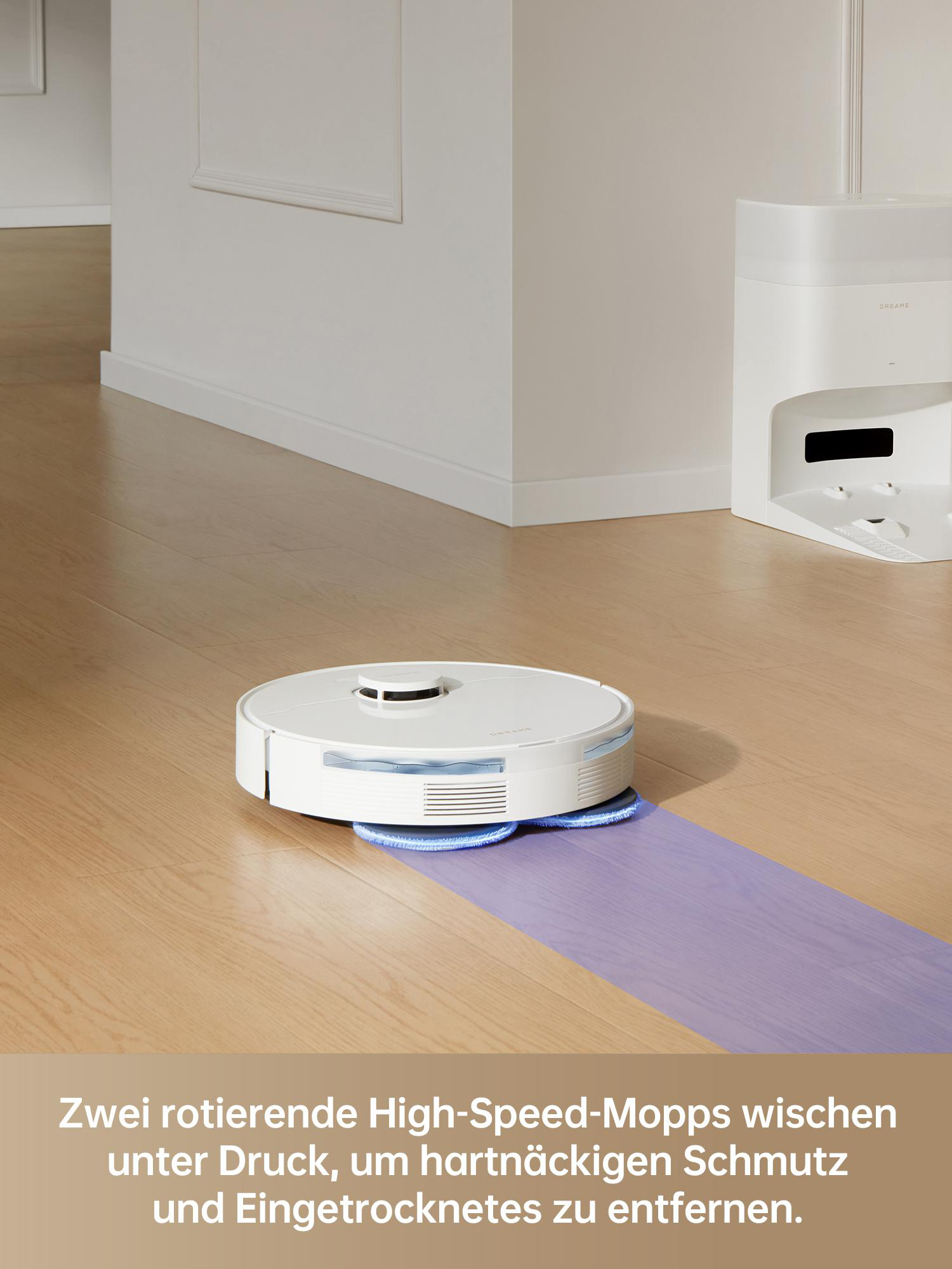 Ein weißer Staubsaugerroboter mit blauen Mopps auf einem Holzboden.