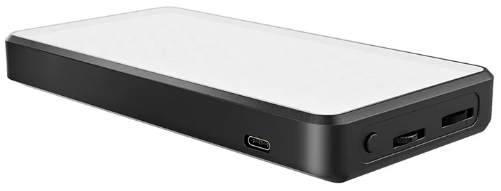 Fekete-fehér power bank USB-C és tápcsatlakozókkal. Fehér téglalap alakú felület.