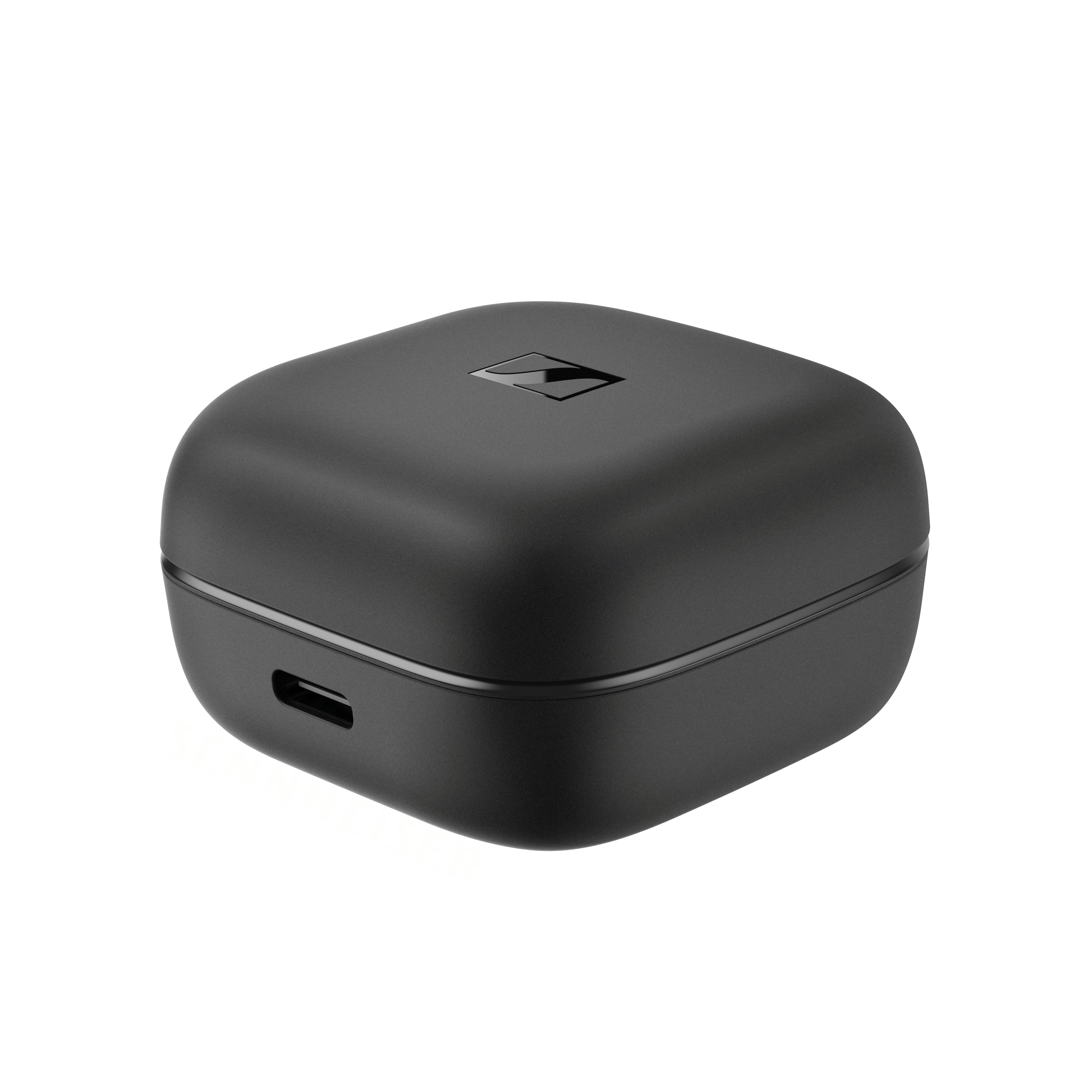 Schwarzes, quadratisches Kopfhörer-Etui. Sennheiser-Logo oben. Ladeanschluss an der Seite.