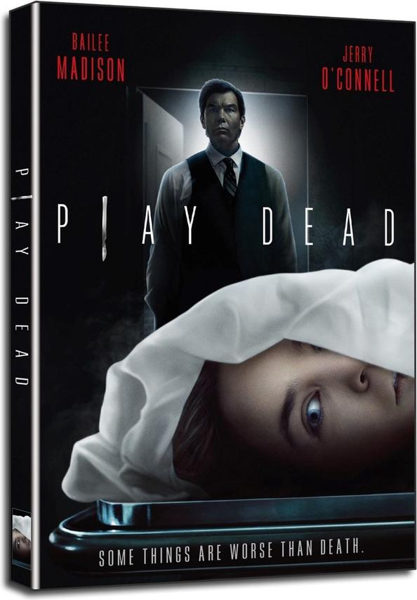 Filmposter voor Play Dead. Het toont een man in pak boven een vrouw bedekt met een laken.