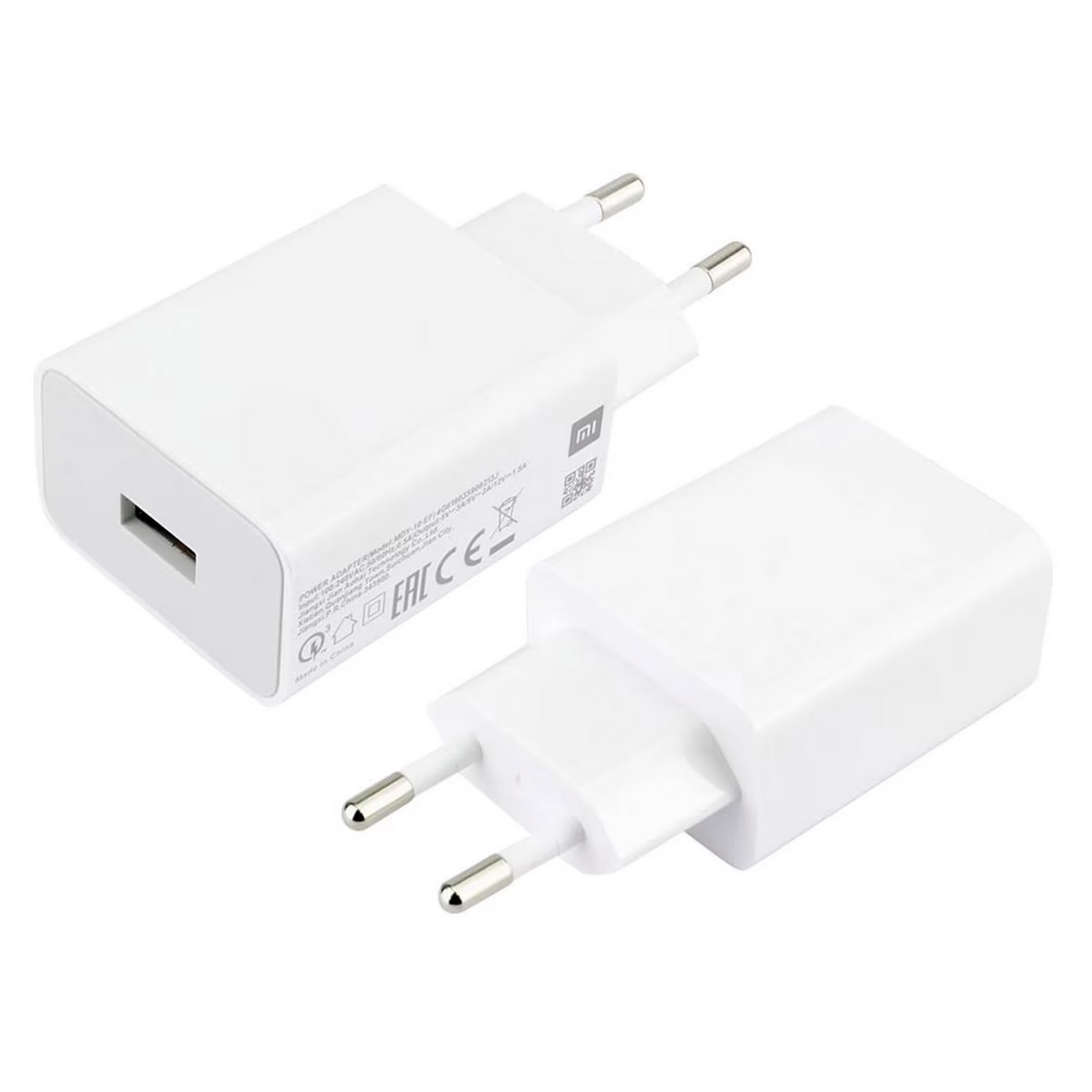 Dos adaptadores de corriente blancos sobre una superficie blanca. Uno con puerto USB.