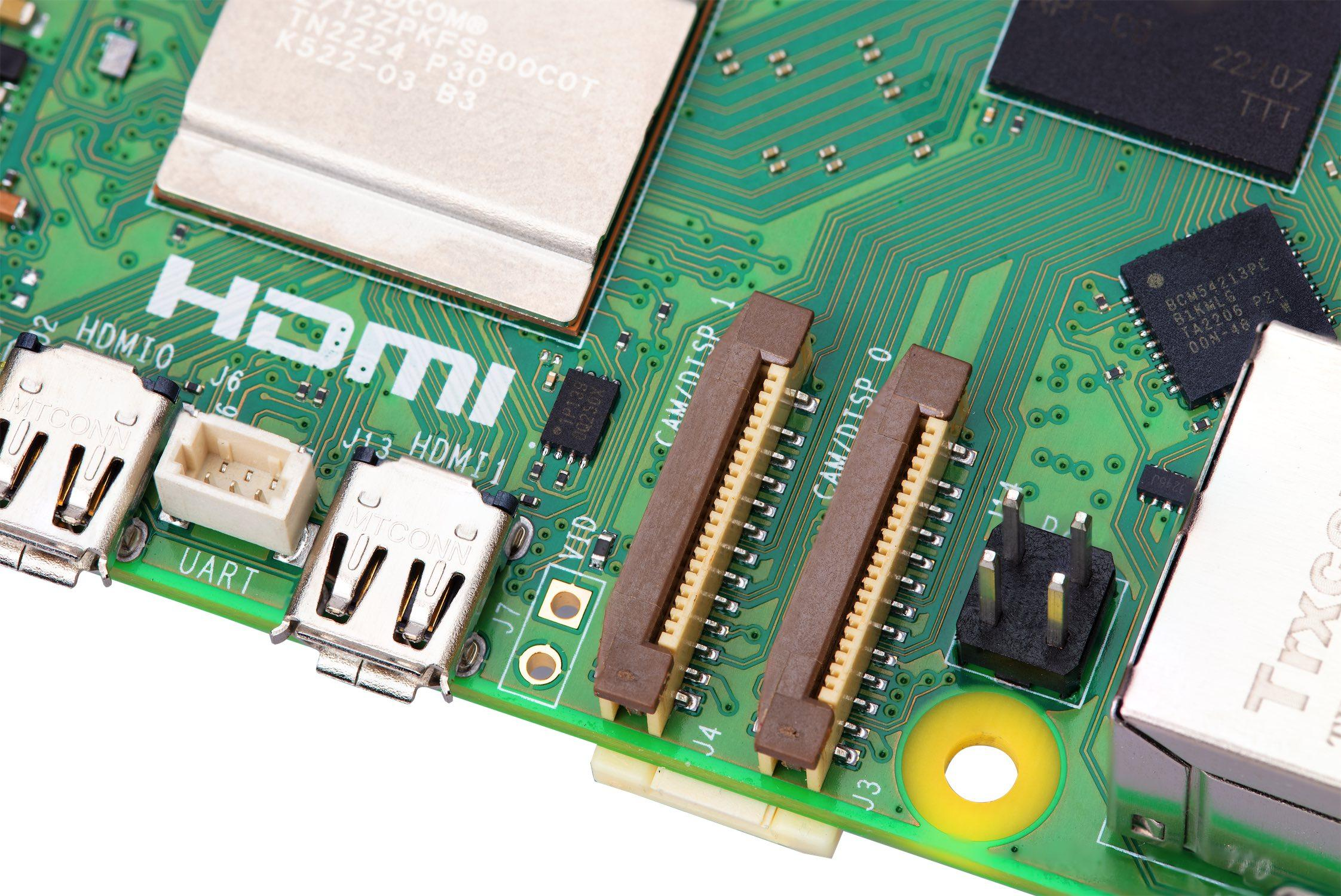 Nahaufnahme einer grünen Leiterplatte mit HDMI-, CAM/DTSP-Anschlüssen und verschiedenen Chips. Weißer Hintergrund.