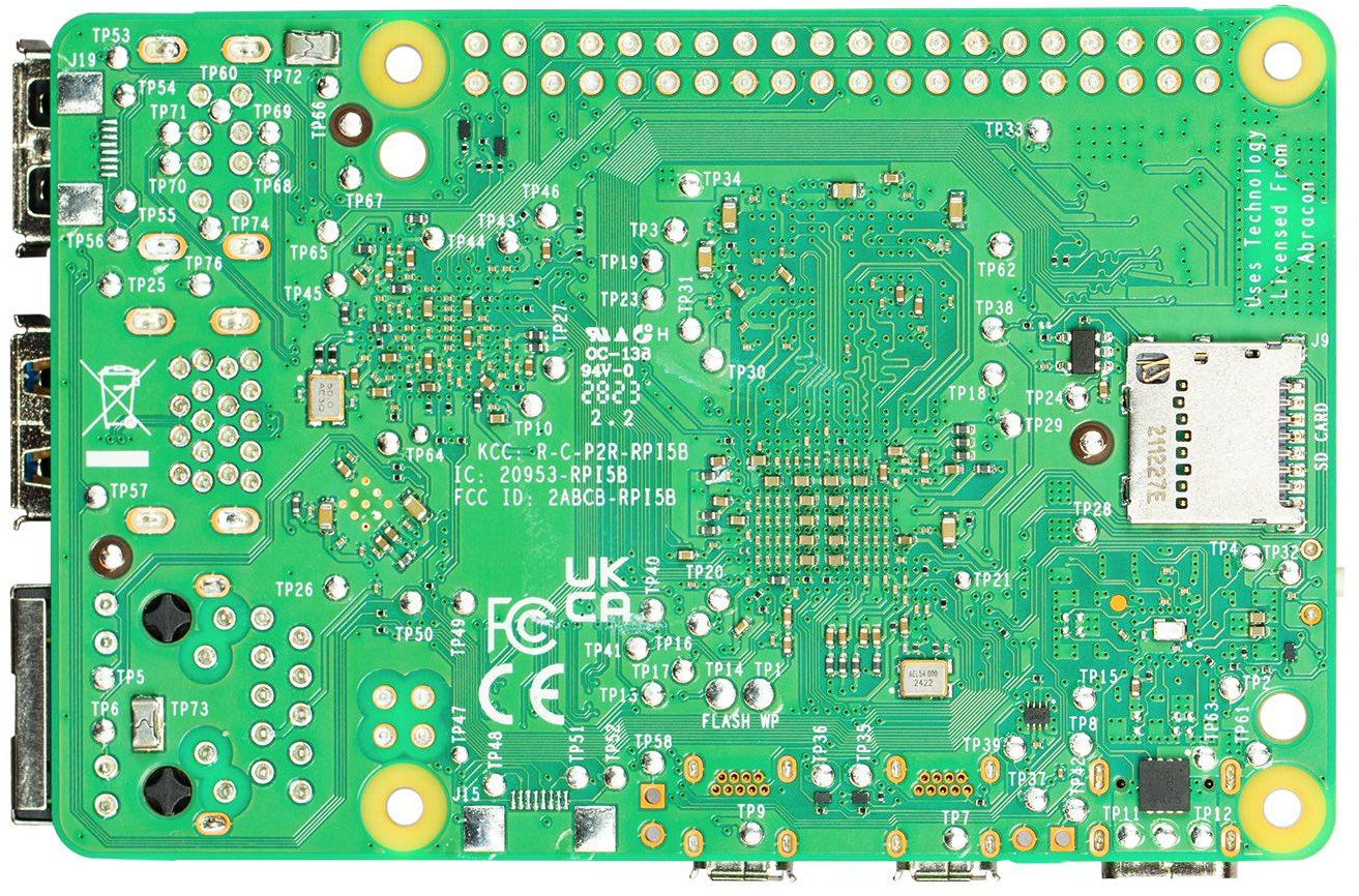Grünes Raspberry Pi Board mit vielen Komponenten, Anschlüssen und dem SD-Kartensteckplatz.