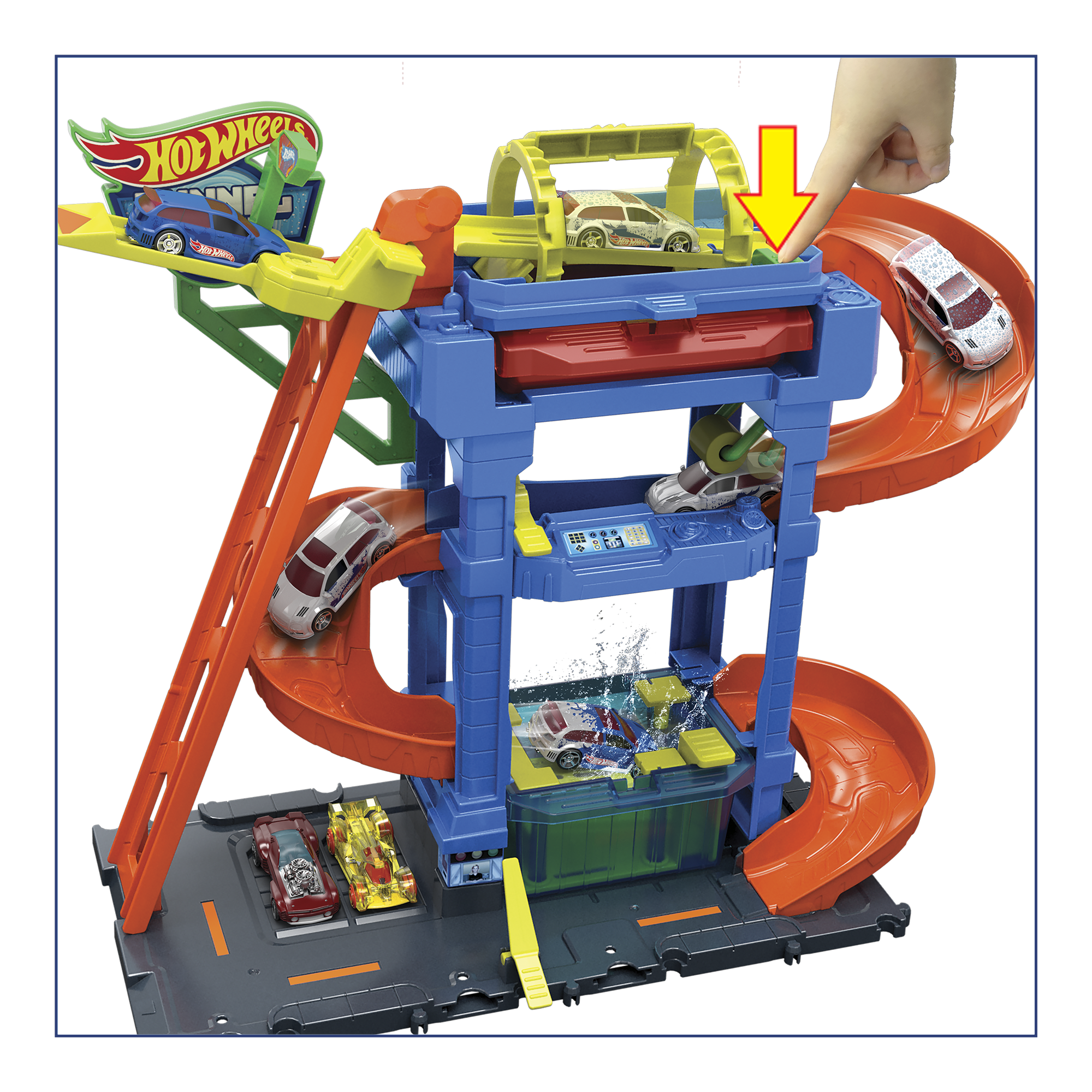 Hot Wheels-Bahn mit Autos, Hand zeigt nach unten.