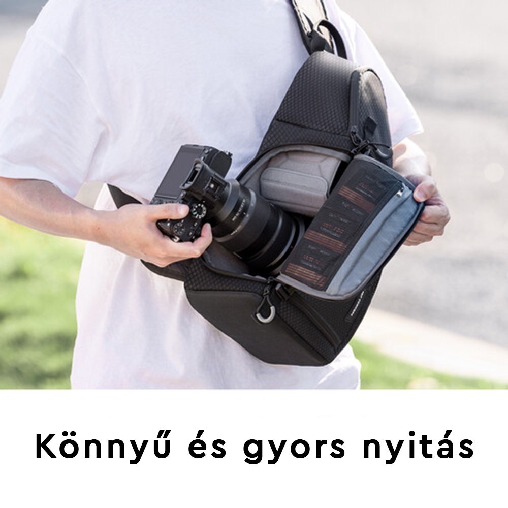 Egy személy, aki egy táskát visz, egy látható kamerával, alul magyar szöveggel.