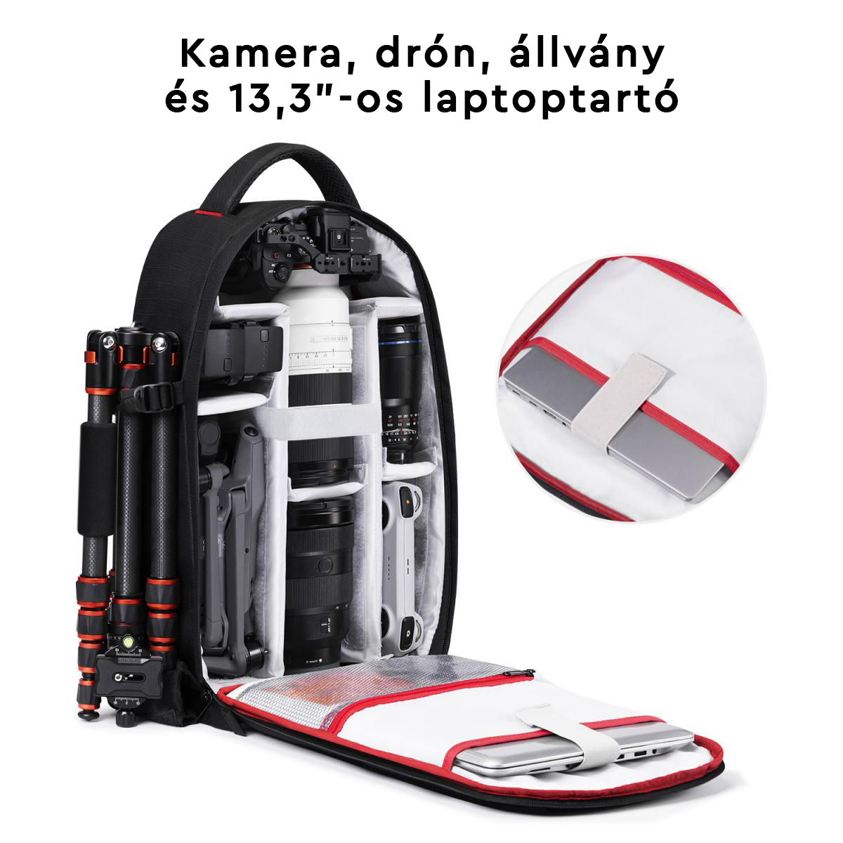 Fekete kamera hátizsák kamerával, drónnal, állvánnyal és laptop-pal. Belső piros részletek, fehér háttér.