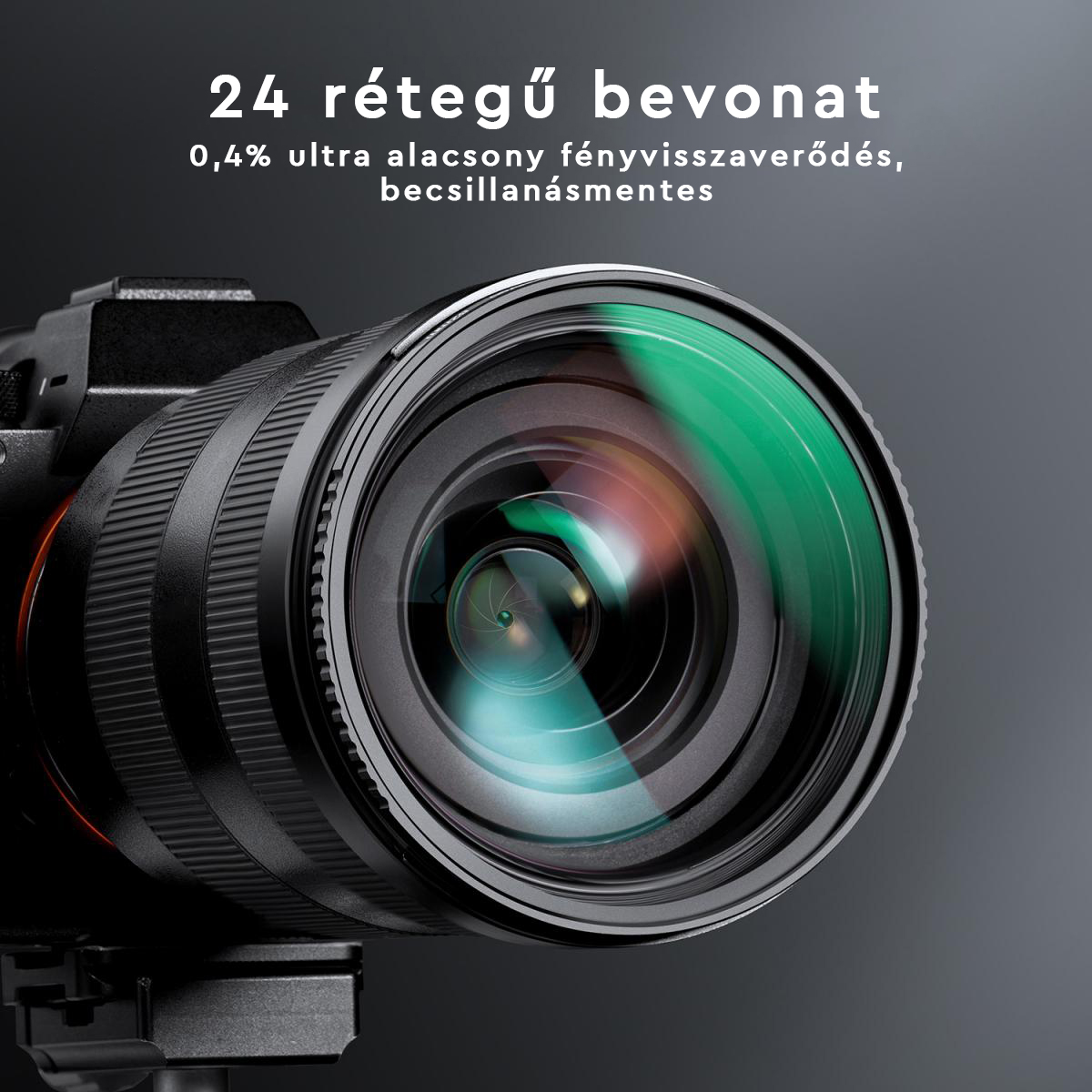 Egy kamera lencséjének közeli képe, magyar nyelvű szöveggel: 24 rétegű bevonat, 0,4% ultra alacsony fényvisszaverődés, karcálló.