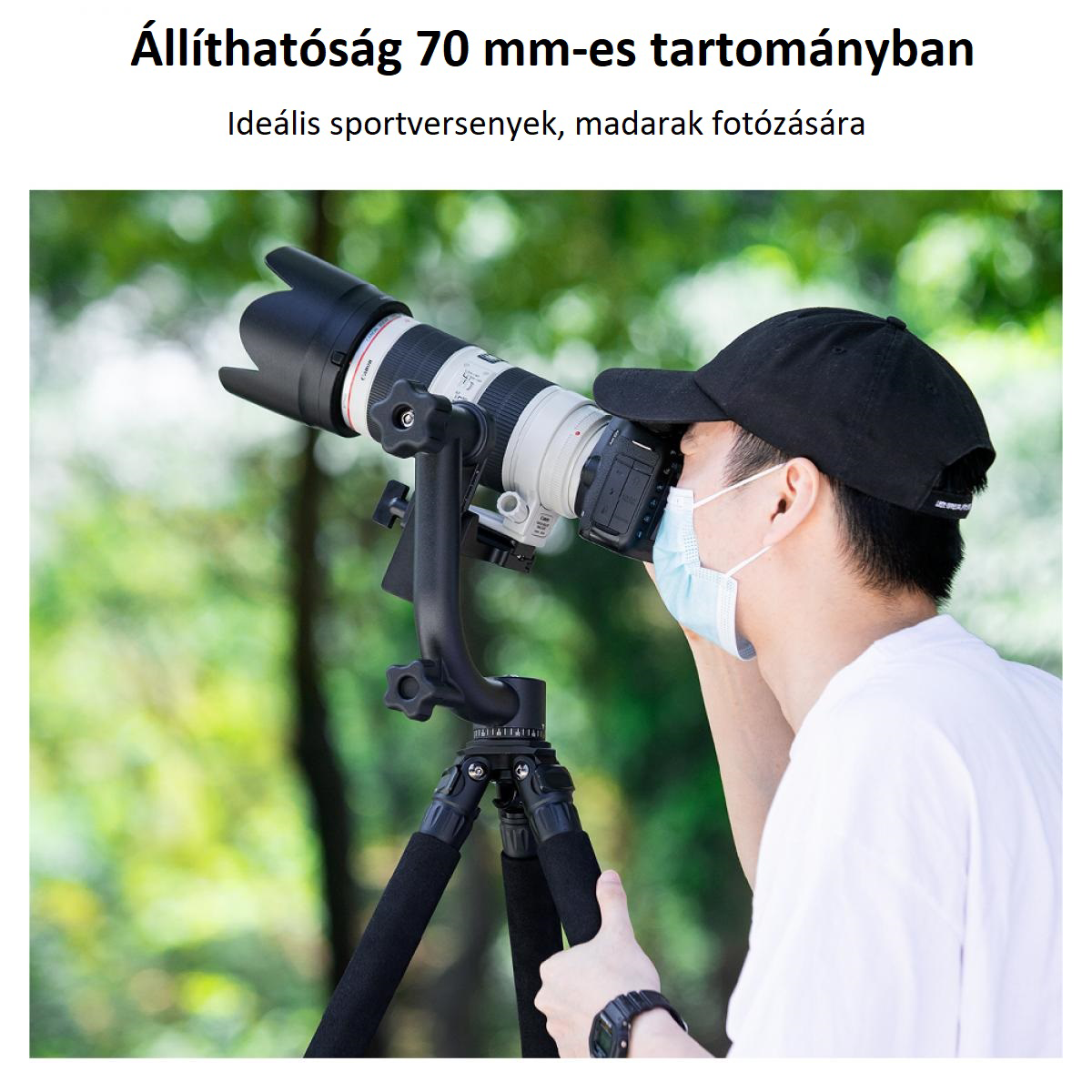 Egy férfi kamerával és objektívvel egy állványon, kint fényképez.