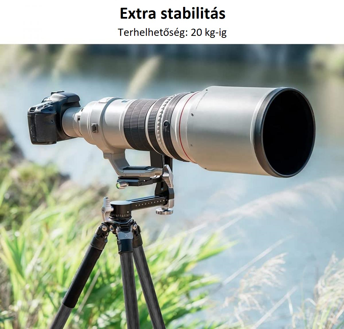 Egy kamera és egy hosszú objektív állványon, természetes környezetben, 'Extra stabilitas' szöveggel.
