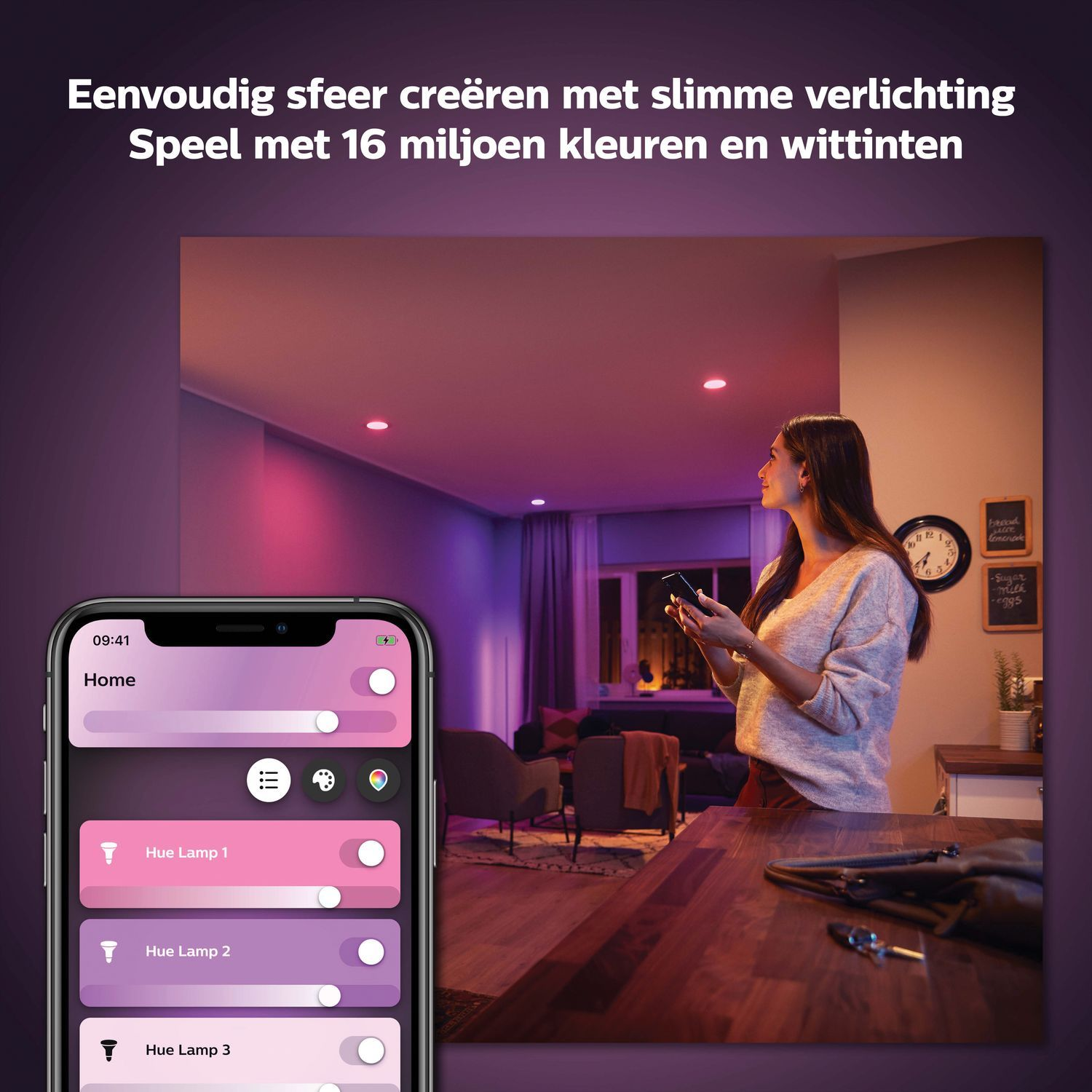 Een vrouw bedient slimme lampen via een telefoon, in een kamer.